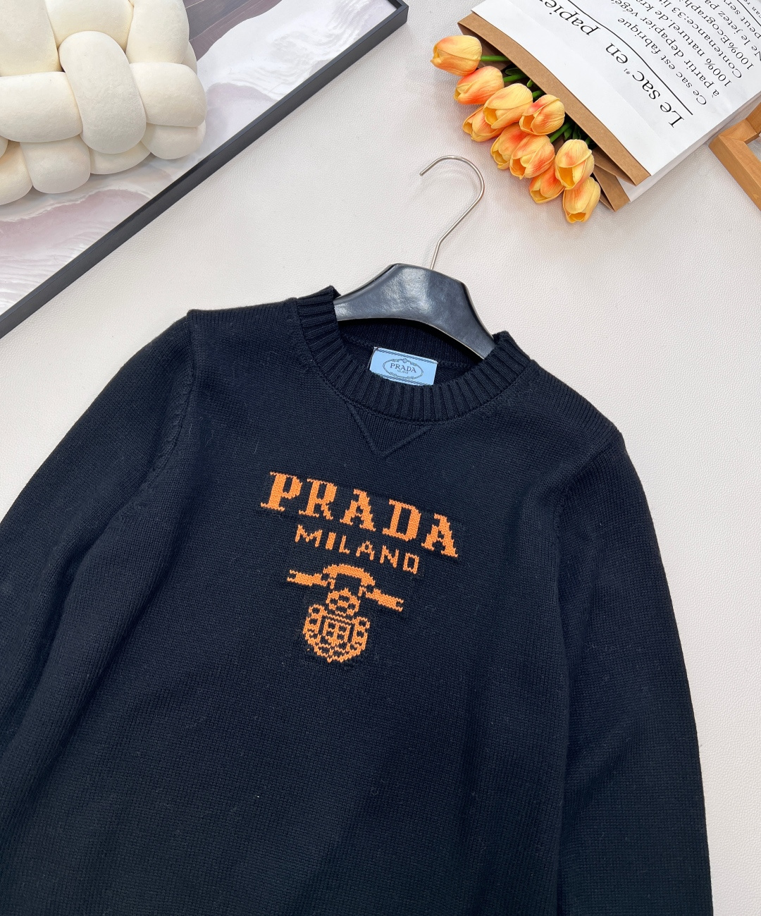 🆕Prada2025新款字母提花徽标宽松套头毛衣，定制YB羊绒羊毛纱线织造，质感高级，舒适柔软，圆领落肩
