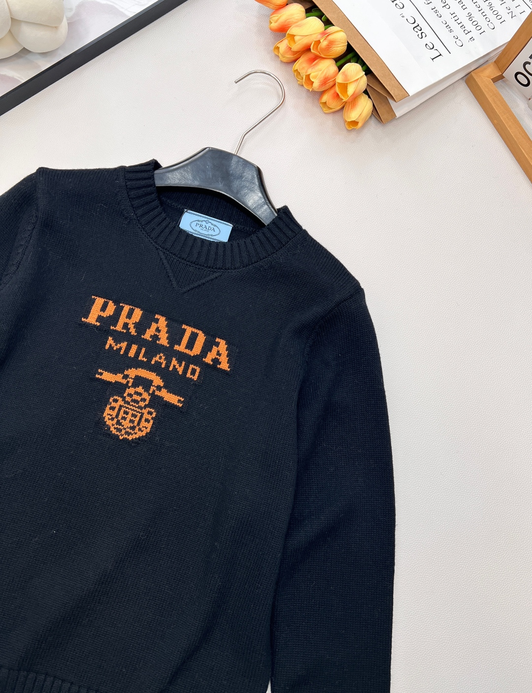 🆕Prada2025新款字母提花徽标宽松套头毛衣，定制YB羊绒羊毛纱线织造，质感高级，舒适柔软，圆领落肩