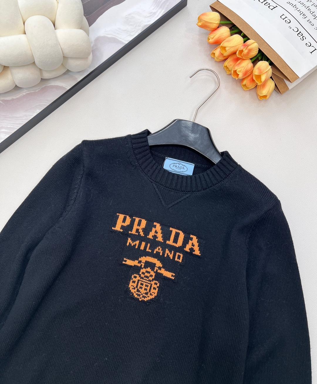 🆕Prada2025新款字母提花徽标宽松套头毛衣，定制YB羊绒羊毛纱线织造，质感高级，舒适柔软，圆领落肩