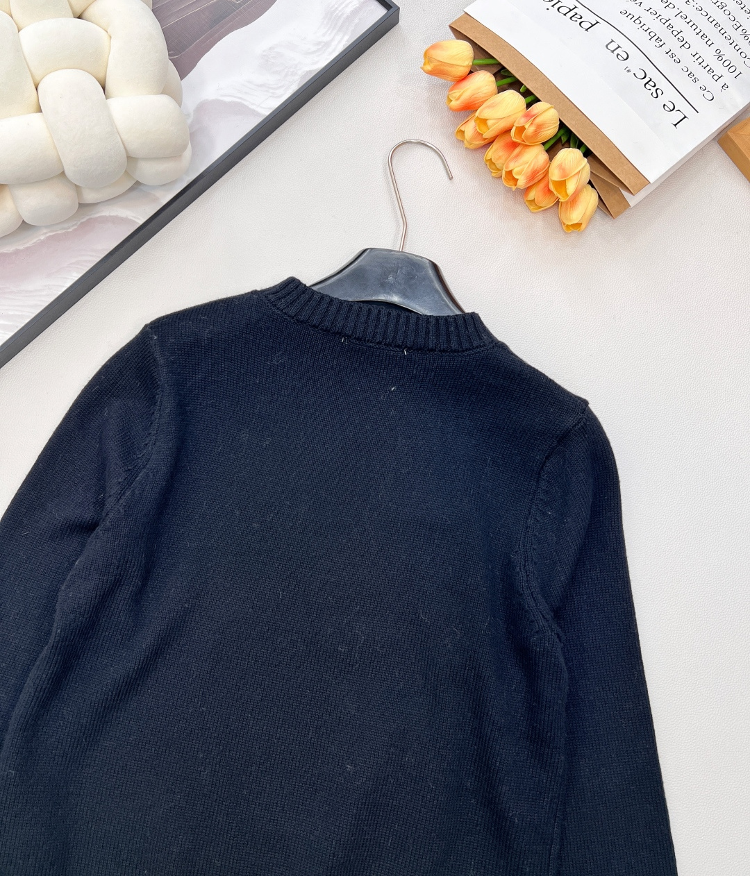 🆕Prada2025新款字母提花徽标宽松套头毛衣，定制YB羊绒羊毛纱线织造，质感高级，舒适柔软，圆领落肩