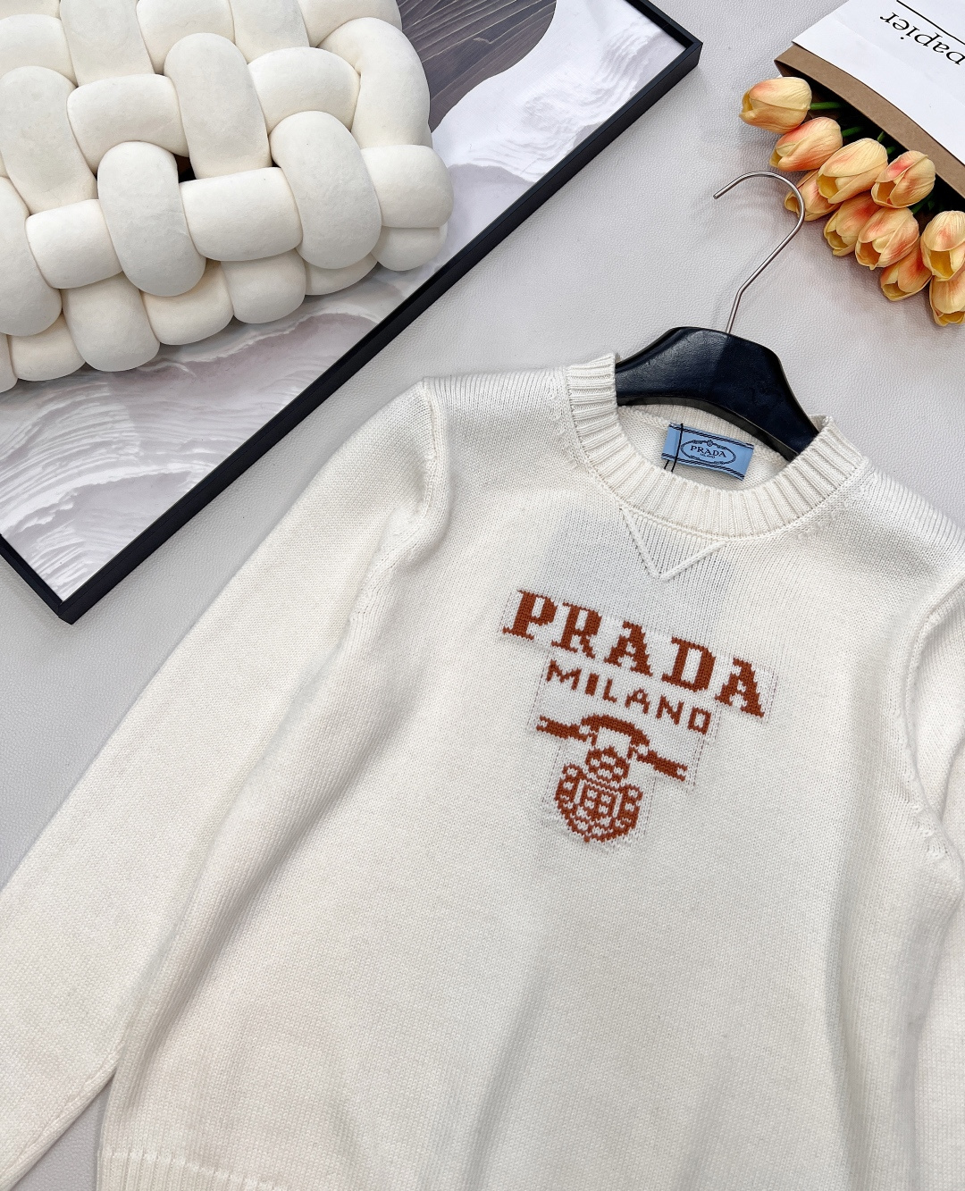 🆕Prada2025新款字母提花徽标宽松套头毛衣，定制YB羊绒羊毛纱线织造，质感高级，舒适柔软，圆领落肩