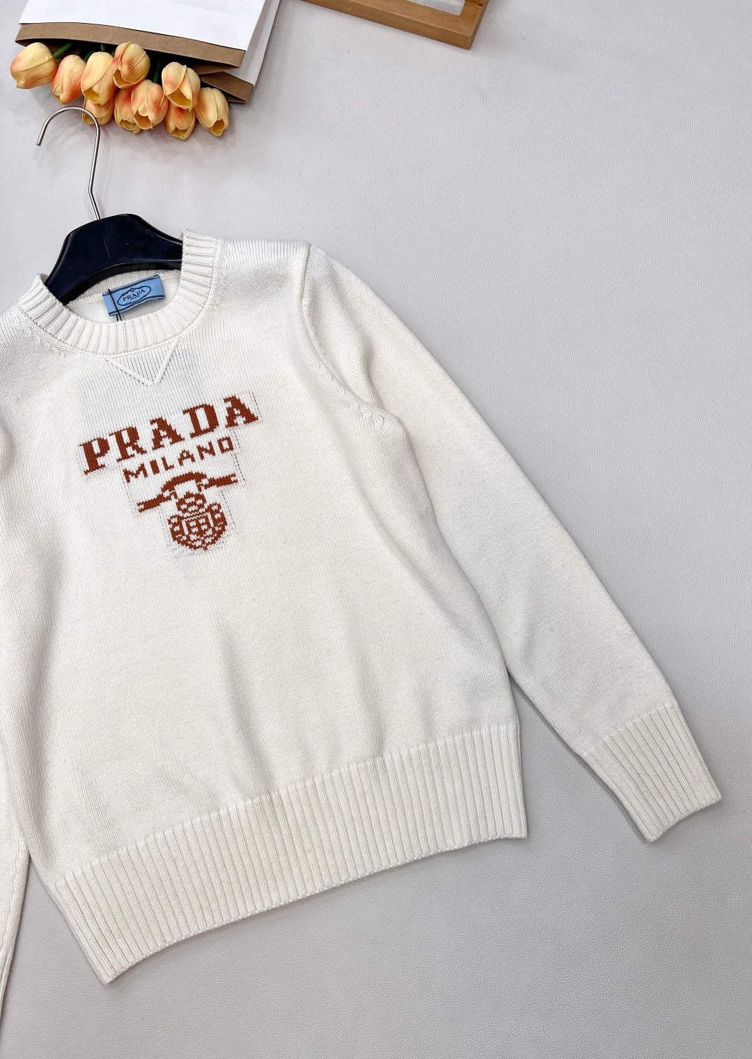 🆕Prada2025新款字母提花徽标宽松套头毛衣，定制YB羊绒羊毛纱线织造，质感高级，舒适柔软，圆领落肩