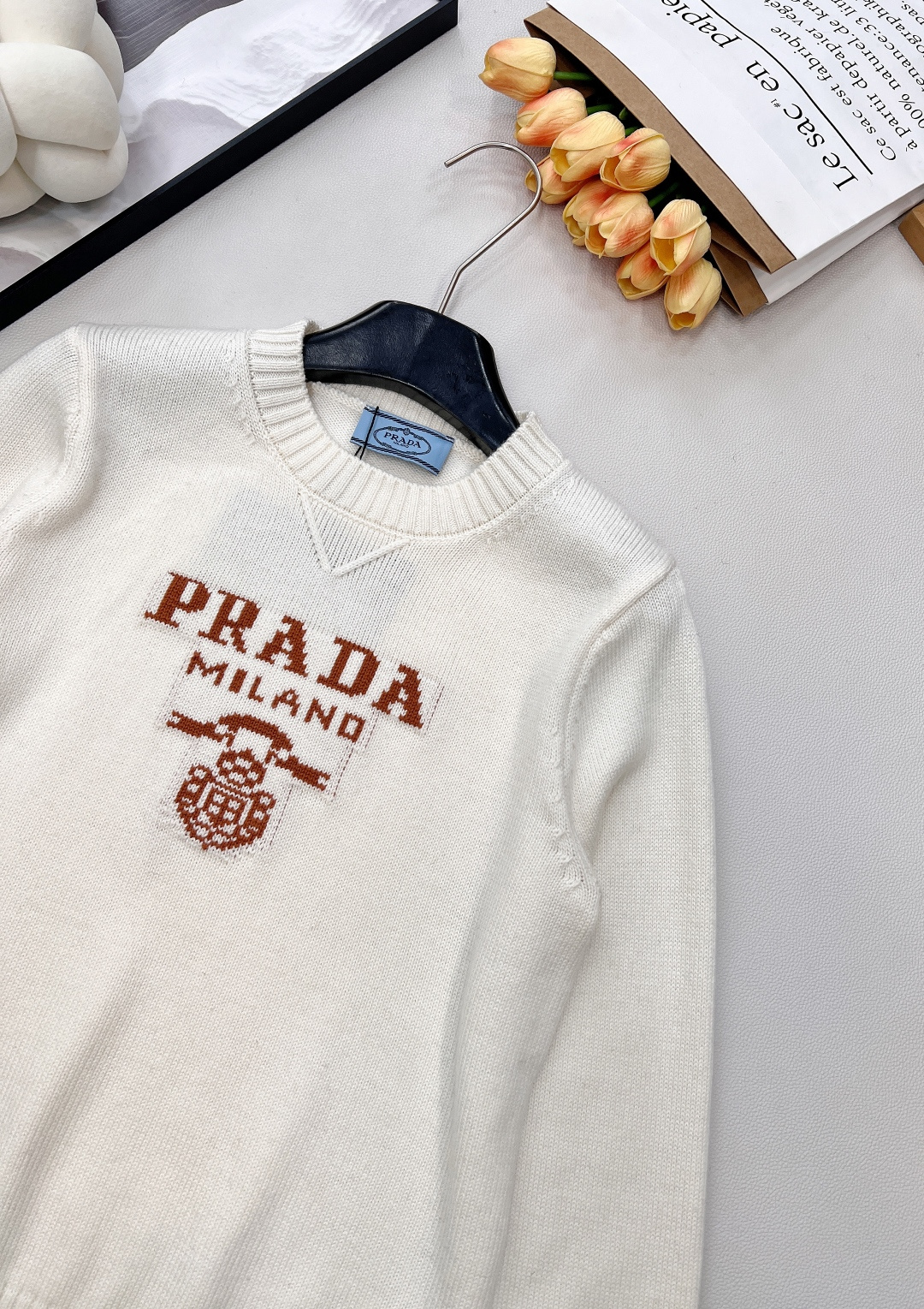 🆕Prada2025新款字母提花徽标宽松套头毛衣，定制YB羊绒羊毛纱线织造，质感高级，舒适柔软，圆领落肩