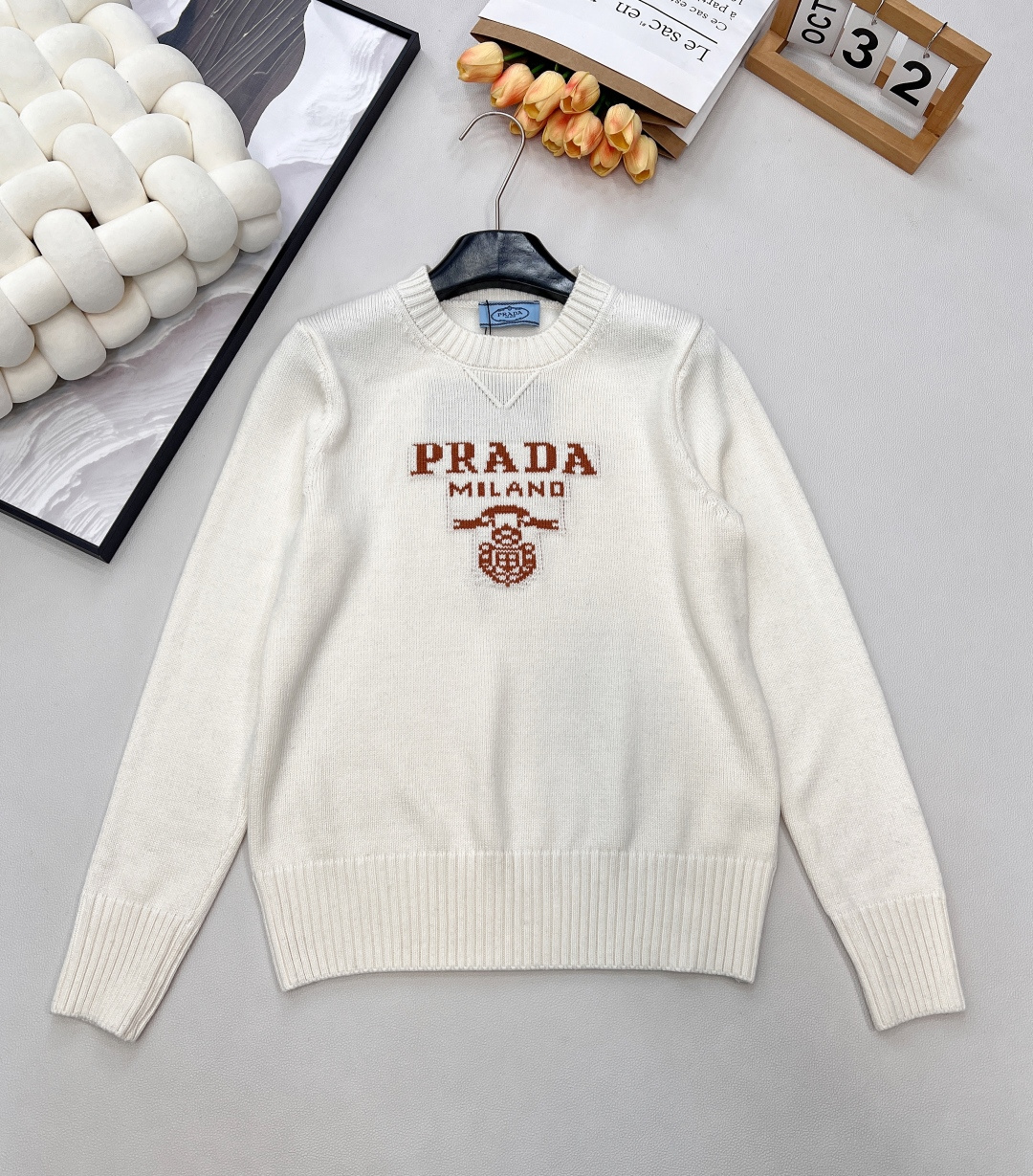 🆕Prada2025新款字母提花徽标宽松套头毛衣，定制YB羊绒羊毛纱线织造，质感高级，舒适柔软，圆领落肩