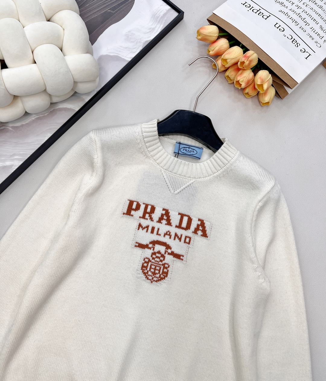 🆕Prada2025新款字母提花徽标宽松套头毛衣，定制YB羊绒羊毛纱线织造，质感高级，舒适柔软，圆领落肩