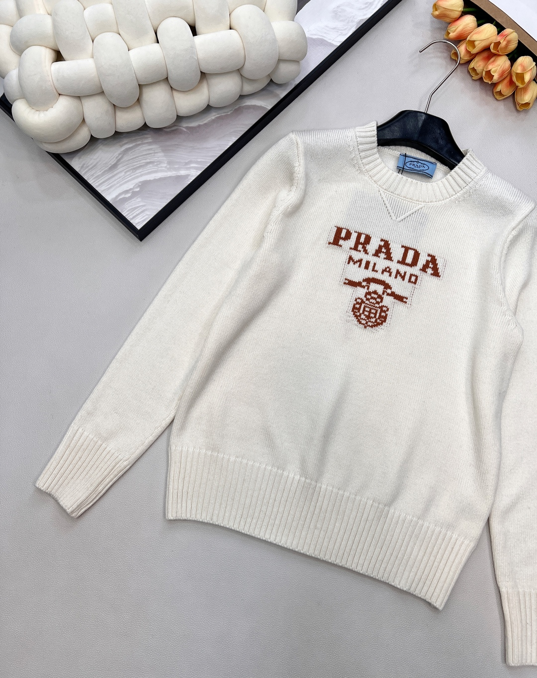 🆕Prada2025新款字母提花徽标宽松套头毛衣，定制YB羊绒羊毛纱线织造，质感高级，舒适柔软，圆领落肩