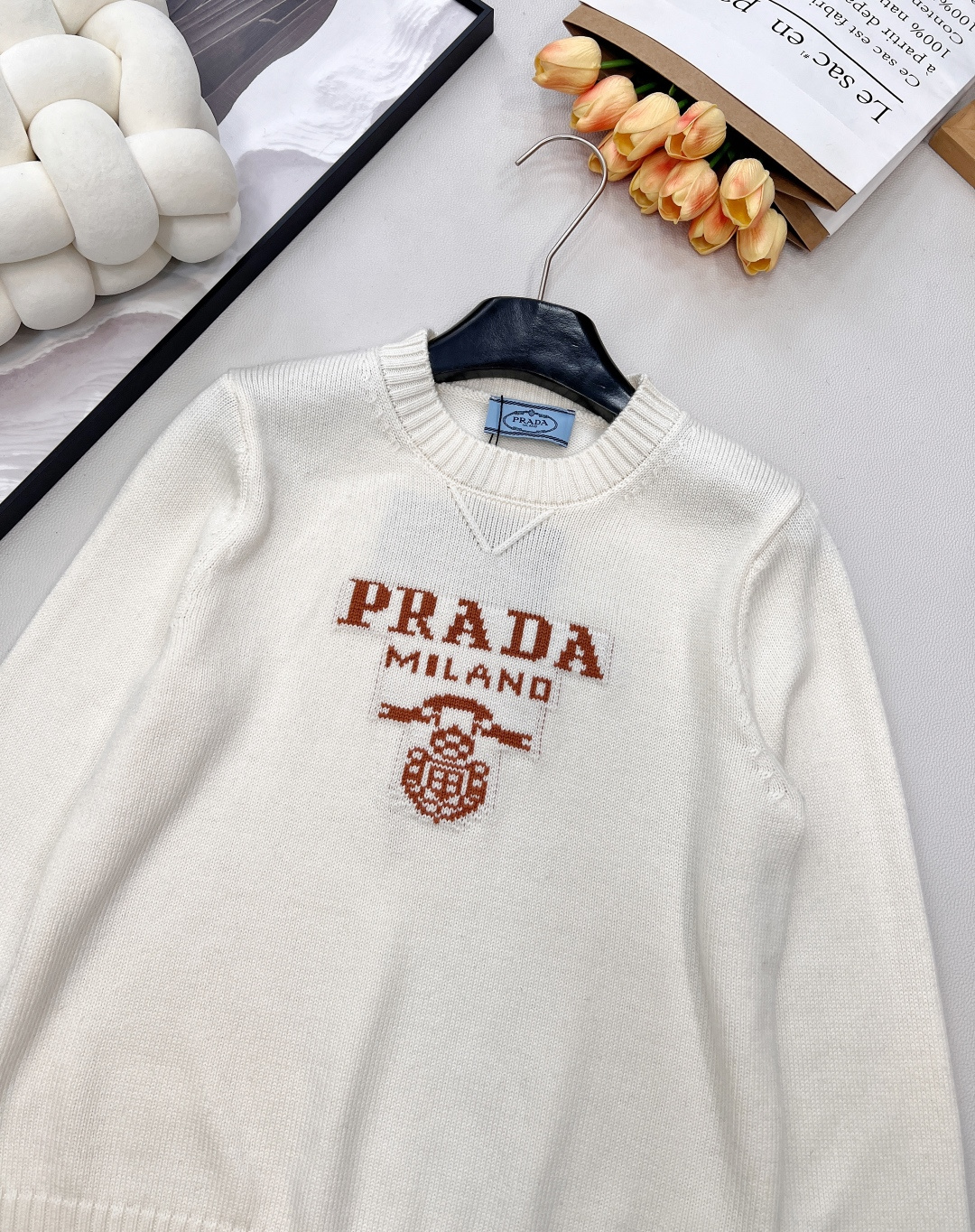 🆕Prada2025新款字母提花徽标宽松套头毛衣，定制YB羊绒羊毛纱线织造，质感高级，舒适柔软，圆领落肩