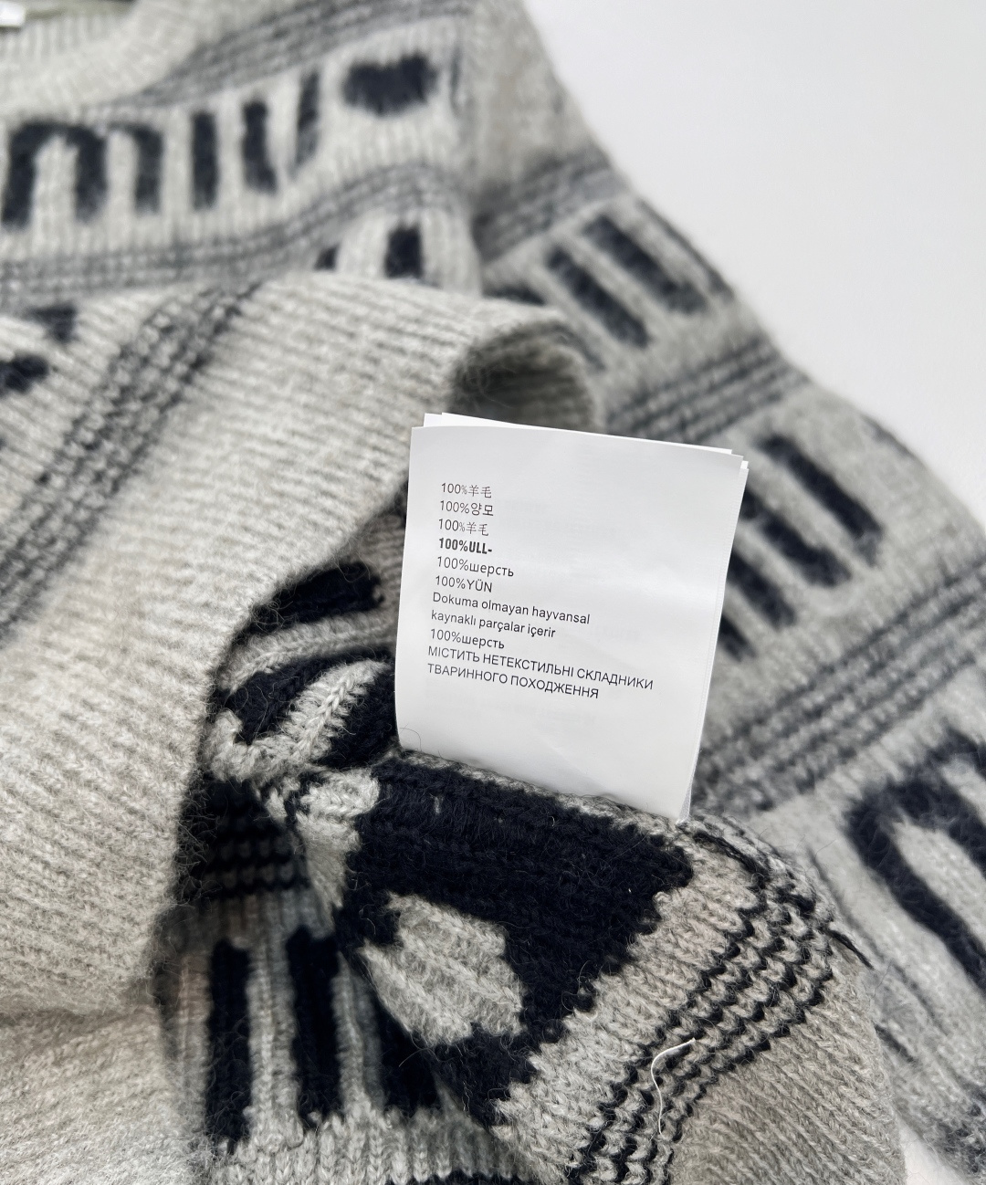 🆕 MIUMIU 提花满字母爱心羊毛圆领针织衫，时尚保暖两不误！让你在寒冷的天气里也能保持甜美可爱～选取