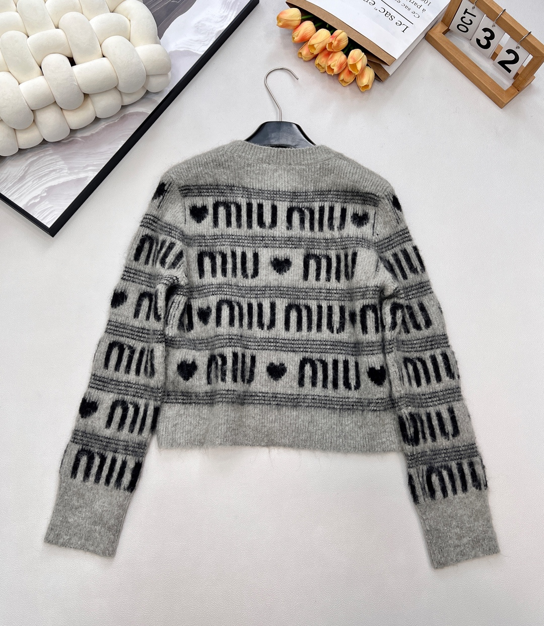 🆕 MIUMIU 提花满字母爱心羊毛圆领针织衫，时尚保暖两不误！让你在寒冷的天气里也能保持甜美可爱～选取