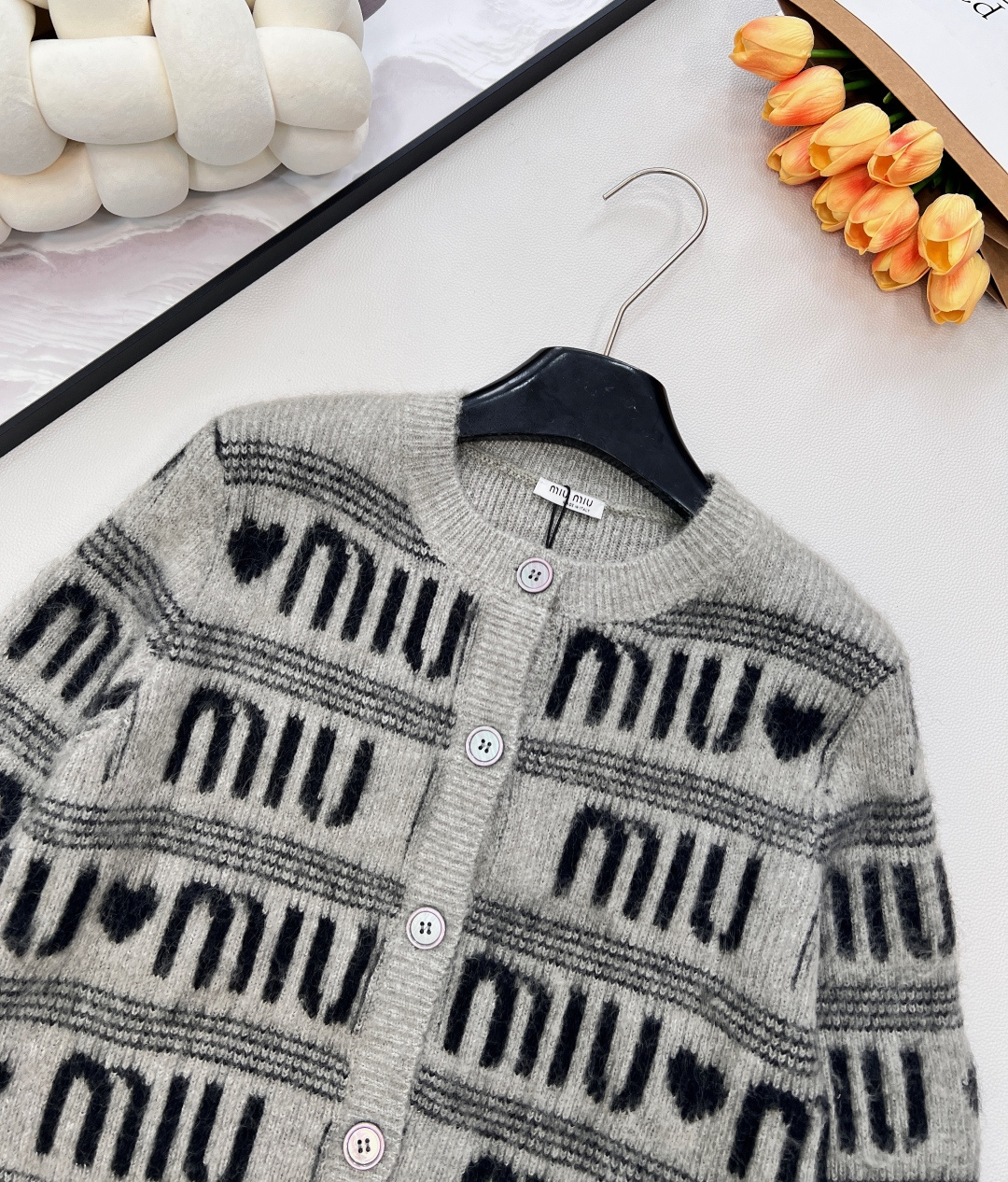 🆕 MIUMIU 提花满字母爱心羊毛圆领针织衫，时尚保暖两不误！让你在寒冷的天气里也能保持甜美可爱～选取