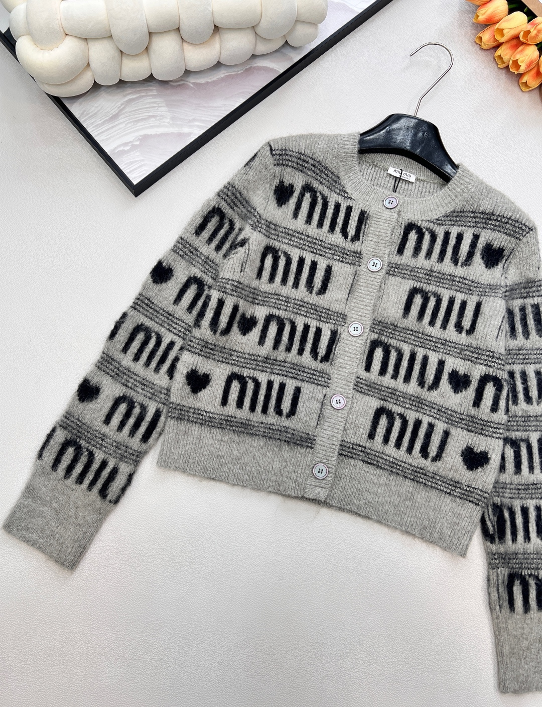 🆕 MIUMIU 提花满字母爱心羊毛圆领针织衫，时尚保暖两不误！让你在寒冷的天气里也能保持甜美可爱～选取