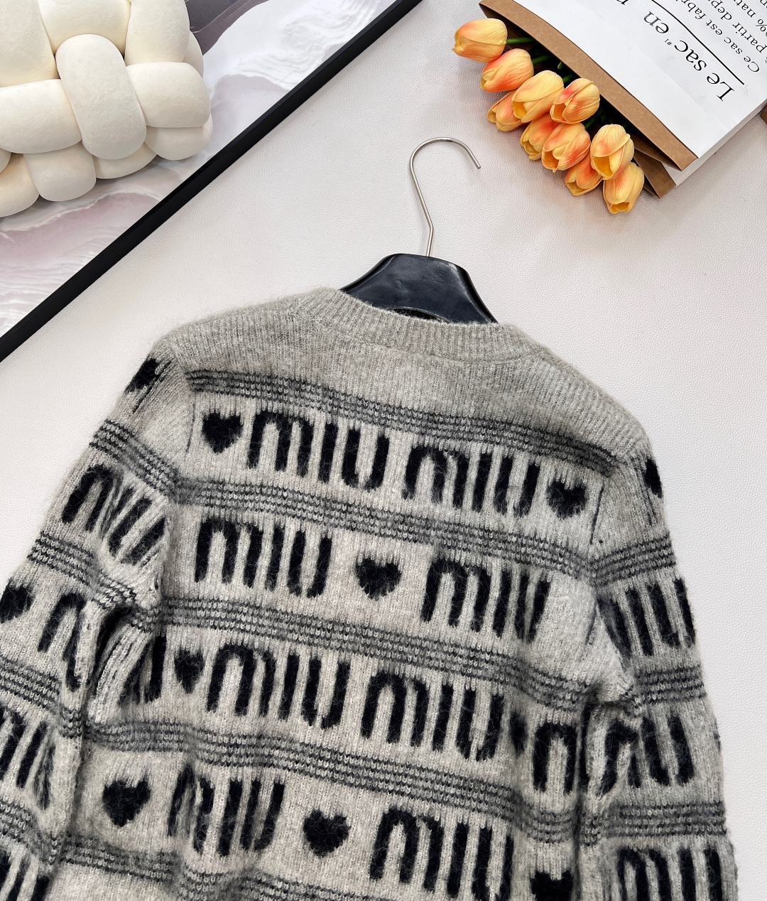 🆕 MIUMIU 提花满字母爱心羊毛圆领针织衫，时尚保暖两不误！让你在寒冷的天气里也能保持甜美可爱～选取
