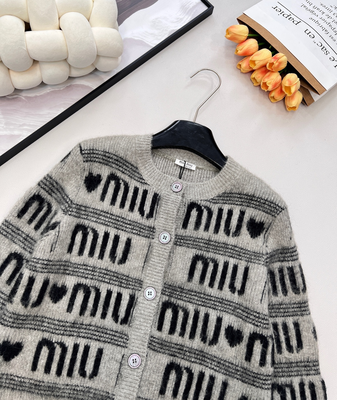 🆕 MIUMIU 提花满字母爱心羊毛圆领针织衫，时尚保暖两不误！让你在寒冷的天气里也能保持甜美可爱～选取