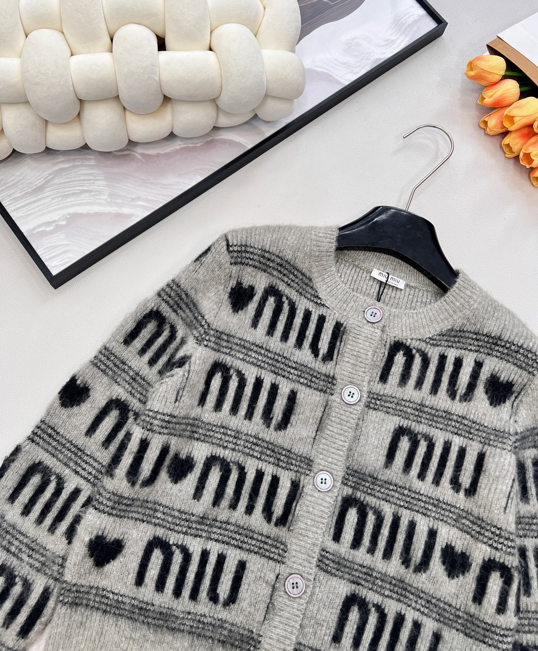 🆕 MIUMIU 提花满字母爱心羊毛圆领针织衫，时尚保暖两不误！让你在寒冷的天气里也能保持甜美可爱～选取