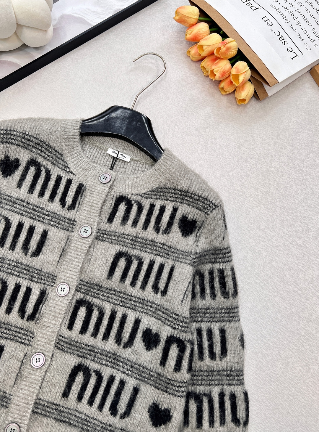 🆕 MIUMIU 提花满字母爱心羊毛圆领针织衫，时尚保暖两不误！让你在寒冷的天气里也能保持甜美可爱～选取