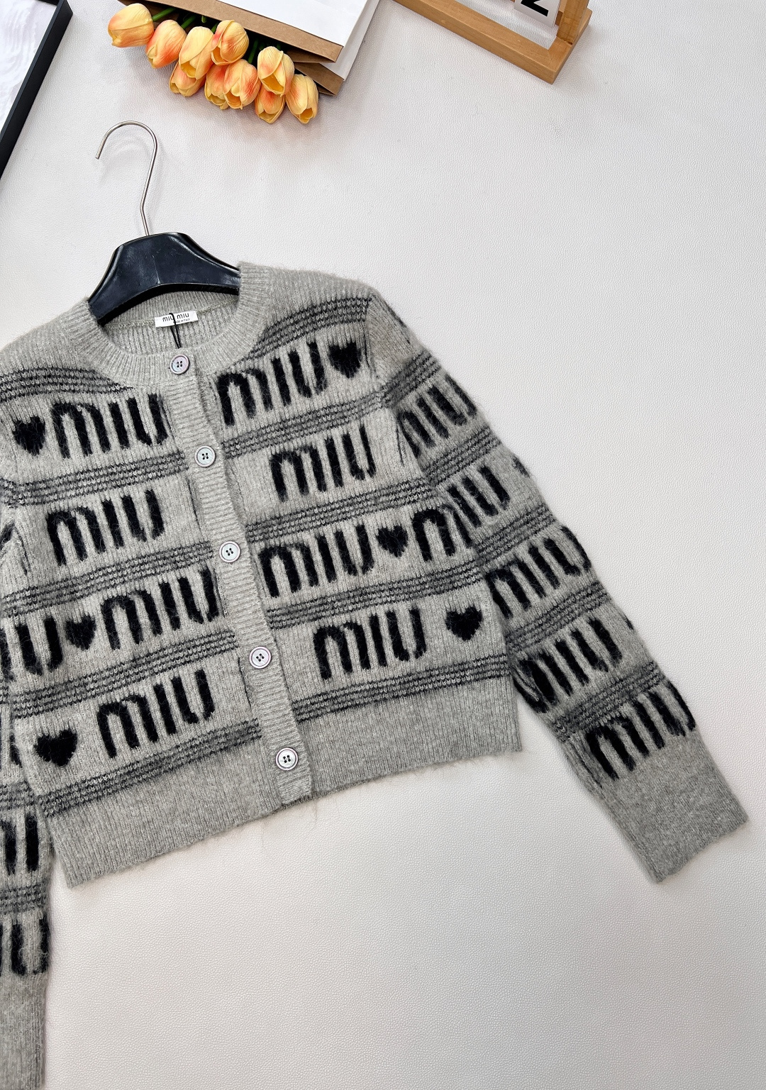 🆕 MIUMIU 提花满字母爱心羊毛圆领针织衫，时尚保暖两不误！让你在寒冷的天气里也能保持甜美可爱～选取