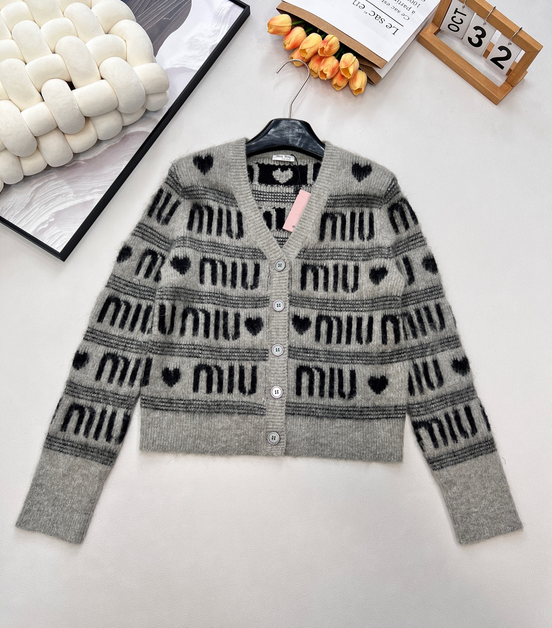 NO:579039,MIUMIU jacquard lettered wool V-neck sweater, fashionable and warm!  Let you stay sweet and cute in the cold weather ~ Choose rich and finely ground mohair for a cloud-like upper body experience ~ The black and gray color scheme is classic and eye-catching!  Lazy and casual yet full of fashion!  She looks extremely gentle and has a temperament that no one can refuse!  The upper body looks like a noble little princess!  Exquisite and trendy outfits that simplify complexity, are fashionable and high-quality at the same time - no problem with jeans, skirts and shorts!  miumiu really understands girls' thoughts. When it comes to girls' hearts, it's miu. It can also make you feel like a rich girl. You can easily wear a fashionable style, showing your gentle temperament, retro art, elegant and fashionable, clean and simple, fashionable and practical at the same time!  miu really understands girls. It has all three standards and is shipped in large quantities. Sizes, SML codes, miumiu, skirts, shorts, jeans, alexander wang19860909MIUMIU 提花满字母爱心羊毛V领针织衫,时尚保暖两不误！ 让你在寒冷的天气里也能保持甜美可爱～选取丰盈细磨马海毛,云朵般的上身体验～黑灰配色经典老花不单调又吸睛感！慵懒随性又充满时髦感！ 显得格外温柔 让人没办法拒绝的气质！ 上身就是贵气小公主即视感！化繁为简的精致潮流穿搭,时髦儿度、品质感并存～搭配牛仔裤,半身裙短裤都没问题！ miumiu真的好懂女孩子心思 论少女心还得是miu 也能做出富家千金感 轻松穿出时尚的风格,尽显温柔气质,艺复古 优雅又时尚 干净简约 时髦和实穿同时具备！ miu真的太懂女生啦三标齐全,大货出 尺码sml 编码,,miumiu,skirts,shorts,jeans,alexander wang,Women's clothing