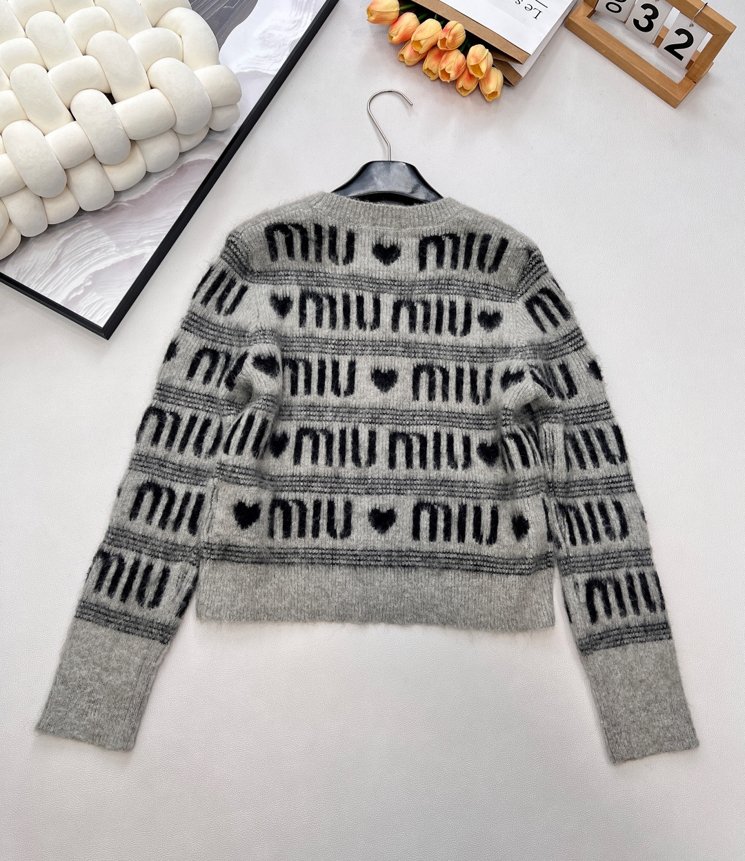🆕 MIUMIU 提花满字母爱心羊毛V领针织衫，时尚保暖两不误！让你在寒冷的天气里也能保持甜美可爱～选取