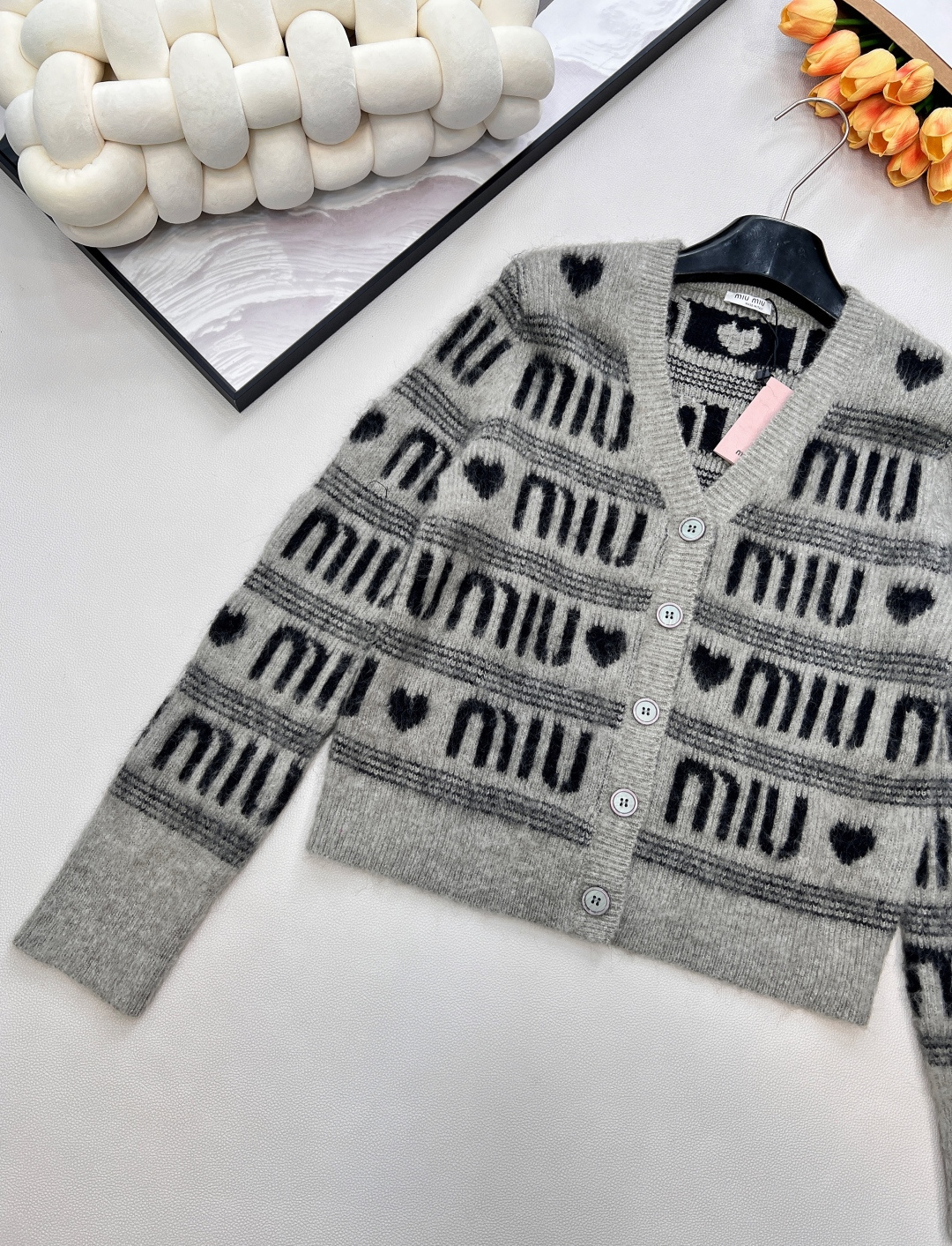 🆕 MIUMIU 提花满字母爱心羊毛V领针织衫，时尚保暖两不误！让你在寒冷的天气里也能保持甜美可爱～选取