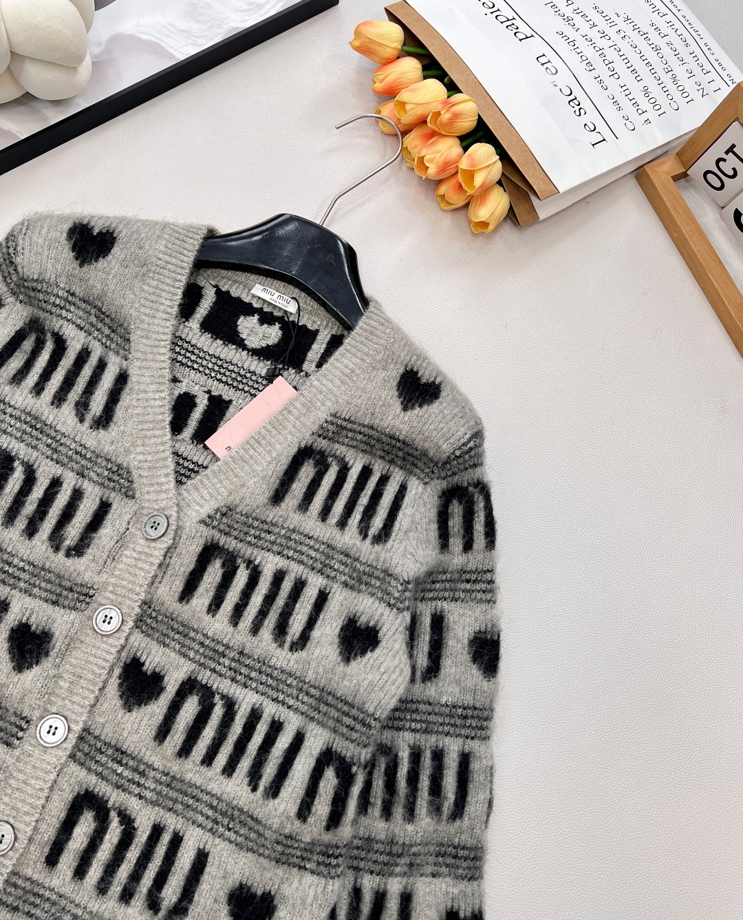 🆕 MIUMIU 提花满字母爱心羊毛V领针织衫，时尚保暖两不误！让你在寒冷的天气里也能保持甜美可爱～选取