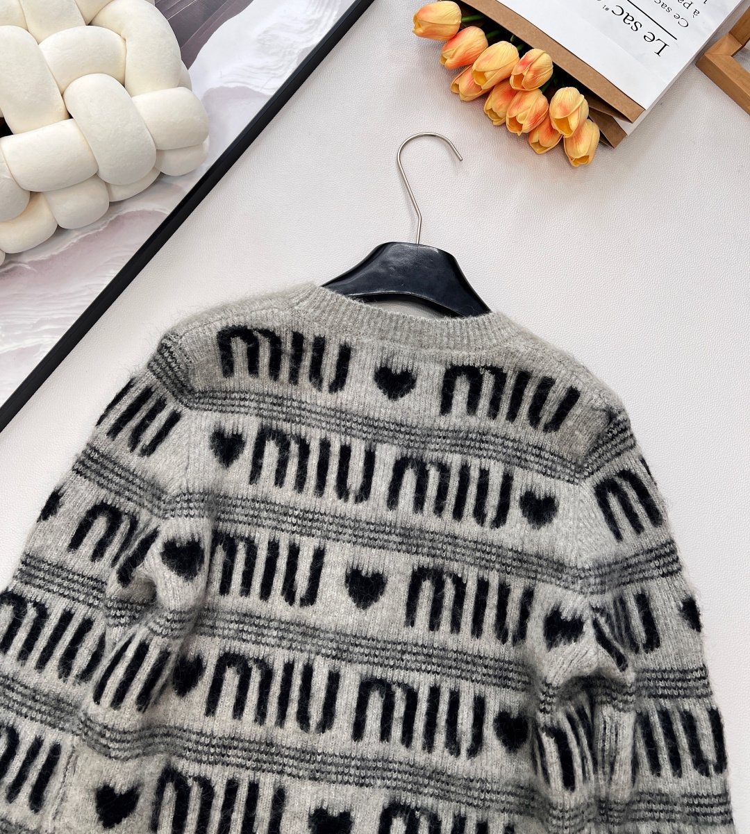🆕 MIUMIU 提花满字母爱心羊毛V领针织衫，时尚保暖两不误！让你在寒冷的天气里也能保持甜美可爱～选取