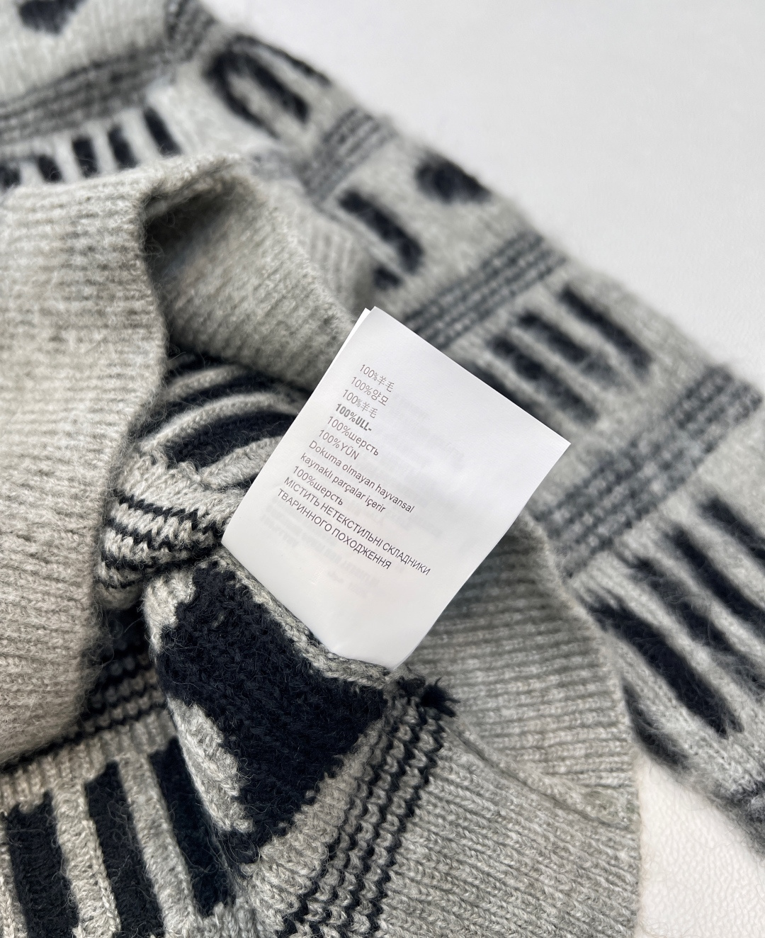 🆕 MIUMIU 提花满字母爱心羊毛V领针织衫，时尚保暖两不误！让你在寒冷的天气里也能保持甜美可爱～选取