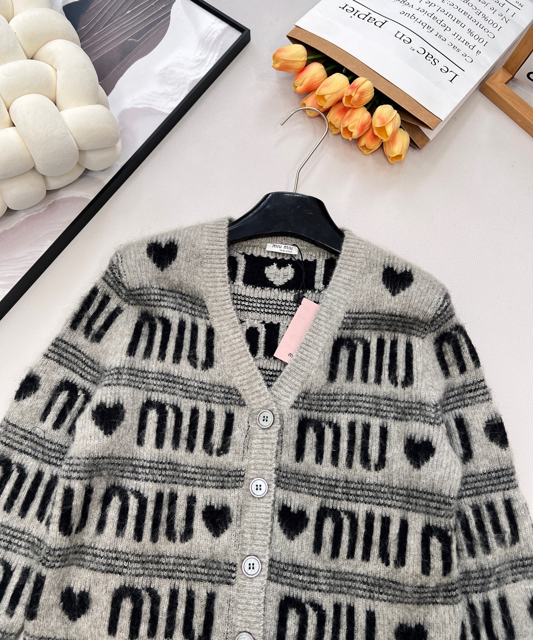 🆕 MIUMIU 提花满字母爱心羊毛V领针织衫，时尚保暖两不误！让你在寒冷的天气里也能保持甜美可爱～选取