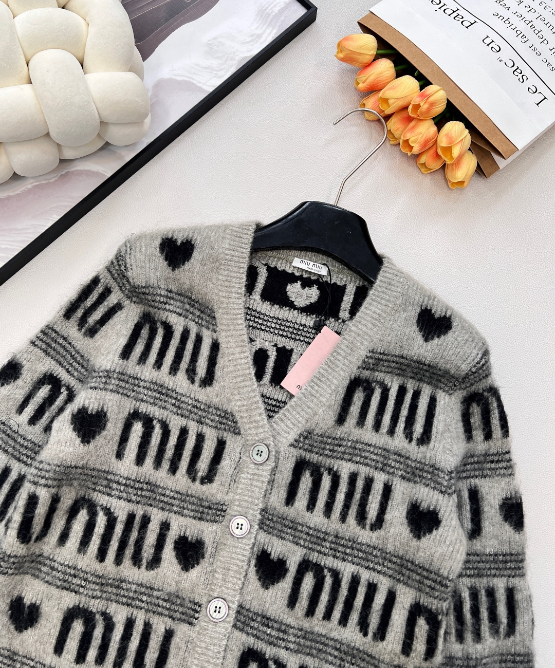 🆕 MIUMIU 提花满字母爱心羊毛V领针织衫，时尚保暖两不误！让你在寒冷的天气里也能保持甜美可爱～选取