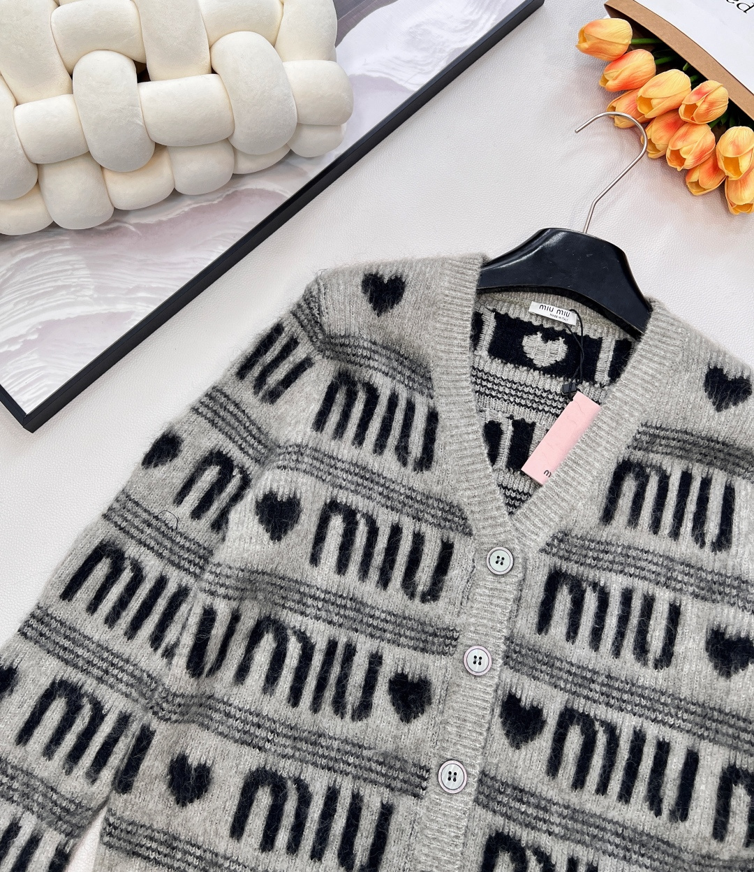 🆕 MIUMIU 提花满字母爱心羊毛V领针织衫，时尚保暖两不误！让你在寒冷的天气里也能保持甜美可爱～选取