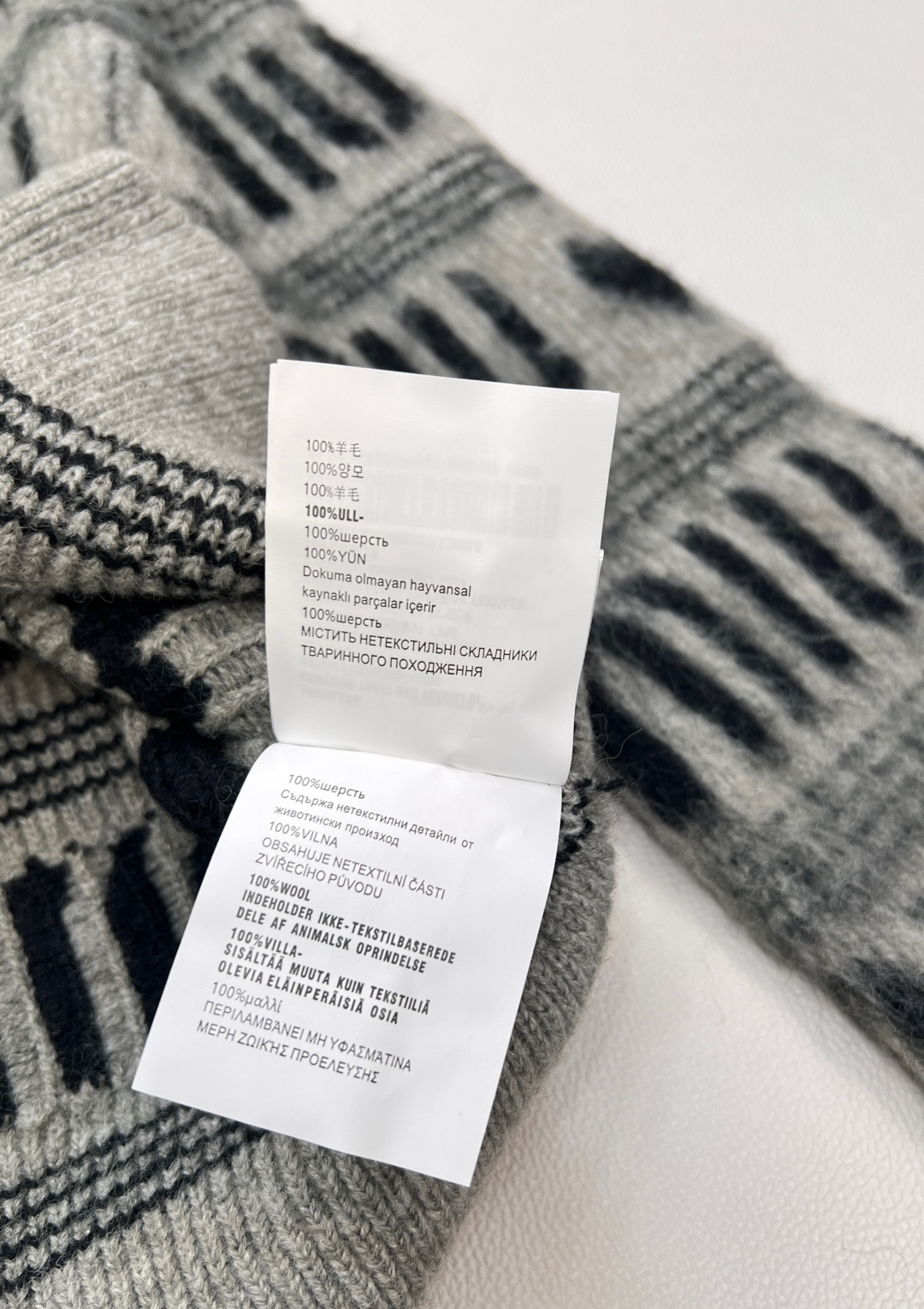 🆕 MIUMIU 提花满字母爱心羊毛长袖针织衫，时尚保暖两不误！让你在寒冷的天气里也能保持甜美可爱～选取