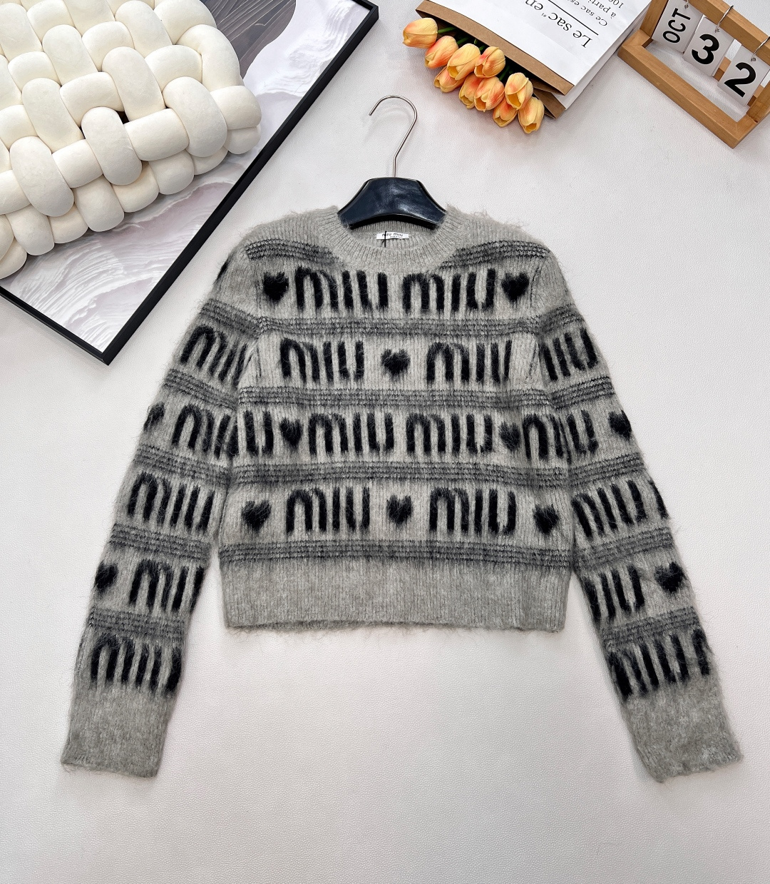 🆕 MIUMIU 提花满字母爱心羊毛长袖针织衫，时尚保暖两不误！让你在寒冷的天气里也能保持甜美可爱～选取