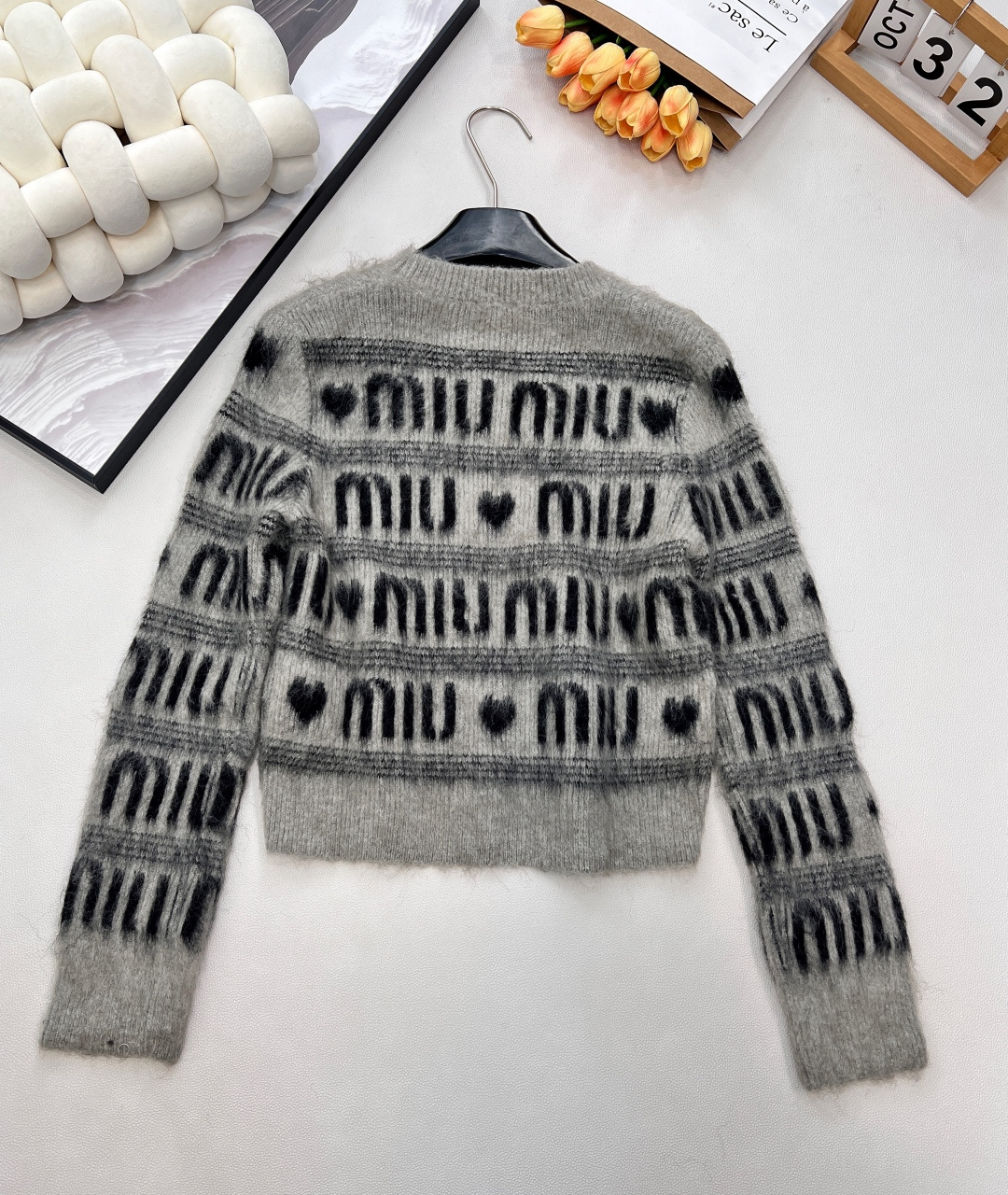 🆕 MIUMIU 提花满字母爱心羊毛长袖针织衫，时尚保暖两不误！让你在寒冷的天气里也能保持甜美可爱～选取