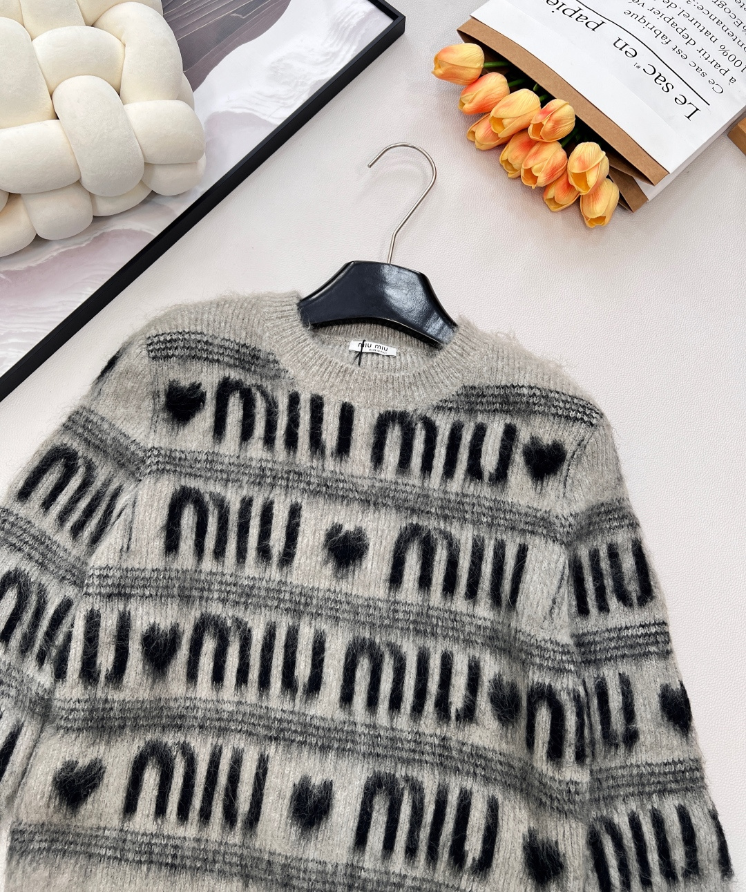 🆕 MIUMIU 提花满字母爱心羊毛长袖针织衫，时尚保暖两不误！让你在寒冷的天气里也能保持甜美可爱～选取