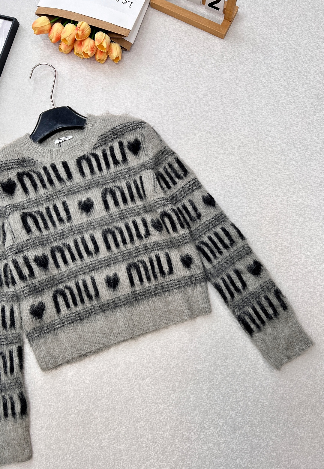 🆕 MIUMIU 提花满字母爱心羊毛长袖针织衫，时尚保暖两不误！让你在寒冷的天气里也能保持甜美可爱～选取