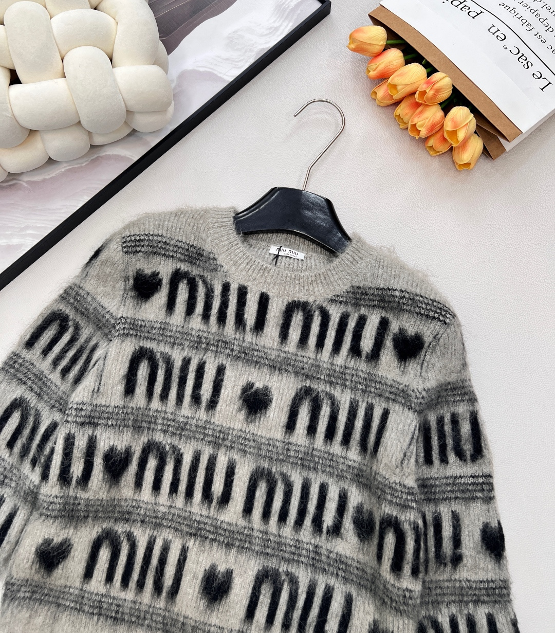 🆕 MIUMIU 提花满字母爱心羊毛长袖针织衫，时尚保暖两不误！让你在寒冷的天气里也能保持甜美可爱～选取