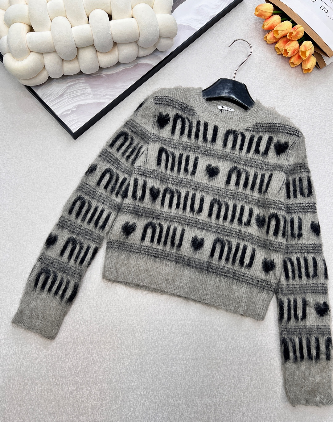 🆕 MIUMIU 提花满字母爱心羊毛长袖针织衫，时尚保暖两不误！让你在寒冷的天气里也能保持甜美可爱～选取