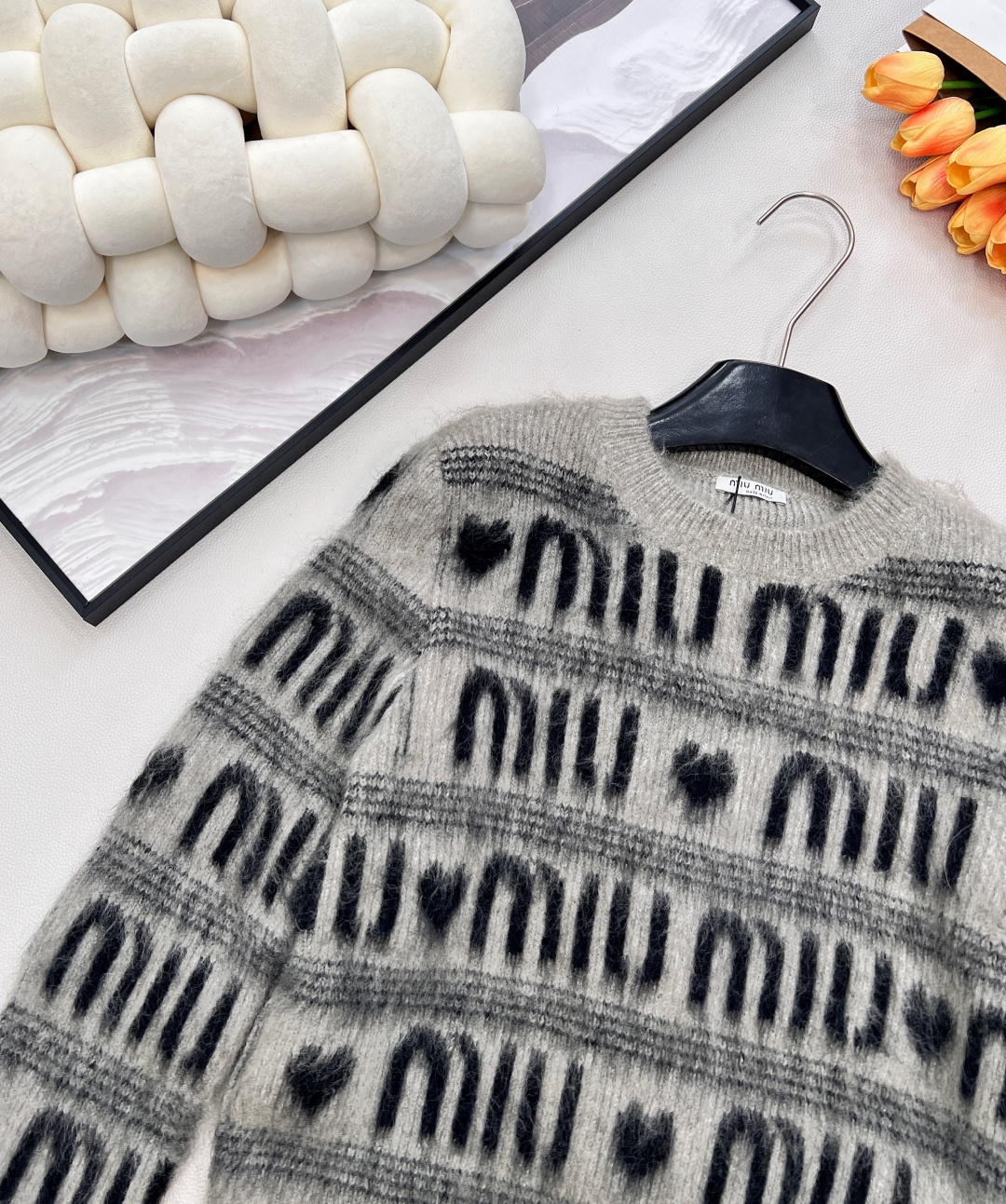 🆕 MIUMIU 提花满字母爱心羊毛长袖针织衫，时尚保暖两不误！让你在寒冷的天气里也能保持甜美可爱～选取