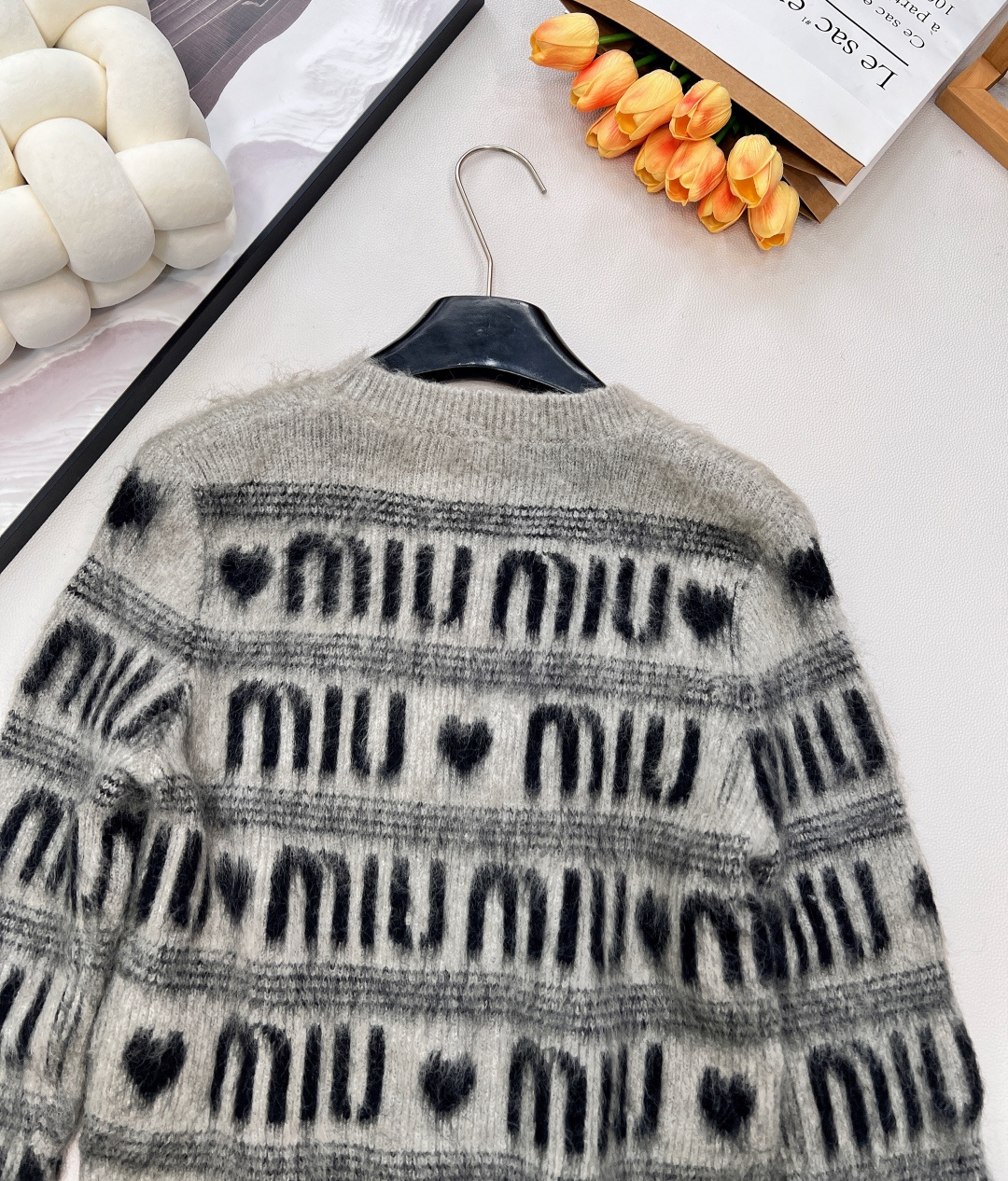 🆕 MIUMIU 提花满字母爱心羊毛长袖针织衫，时尚保暖两不误！让你在寒冷的天气里也能保持甜美可爱～选取