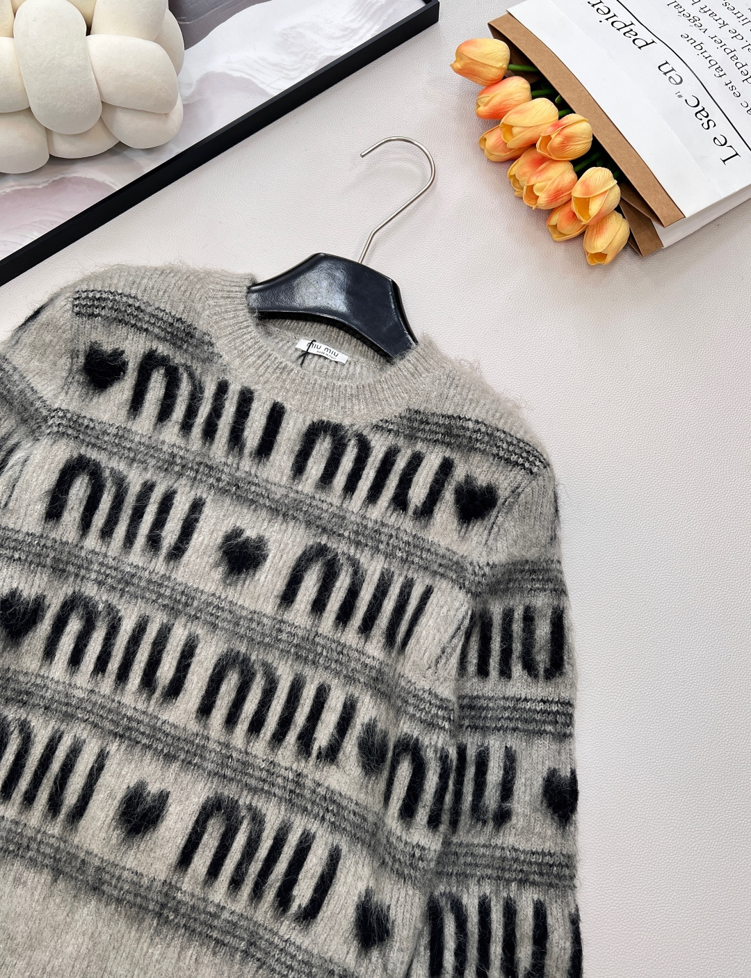 🆕 MIUMIU 提花满字母爱心羊毛长袖针织衫，时尚保暖两不误！让你在寒冷的天气里也能保持甜美可爱～选取