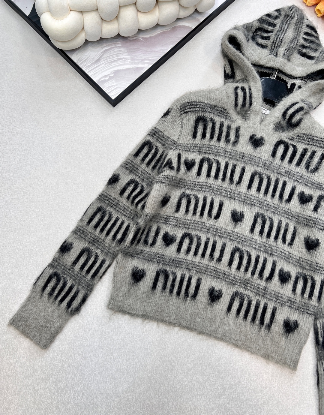 🆕 MIUMIU 提花满字母爱心羊毛连帽针织衫时尚保暖两不误！让你在寒冷的天气里也能保持甜美可爱～选取丰