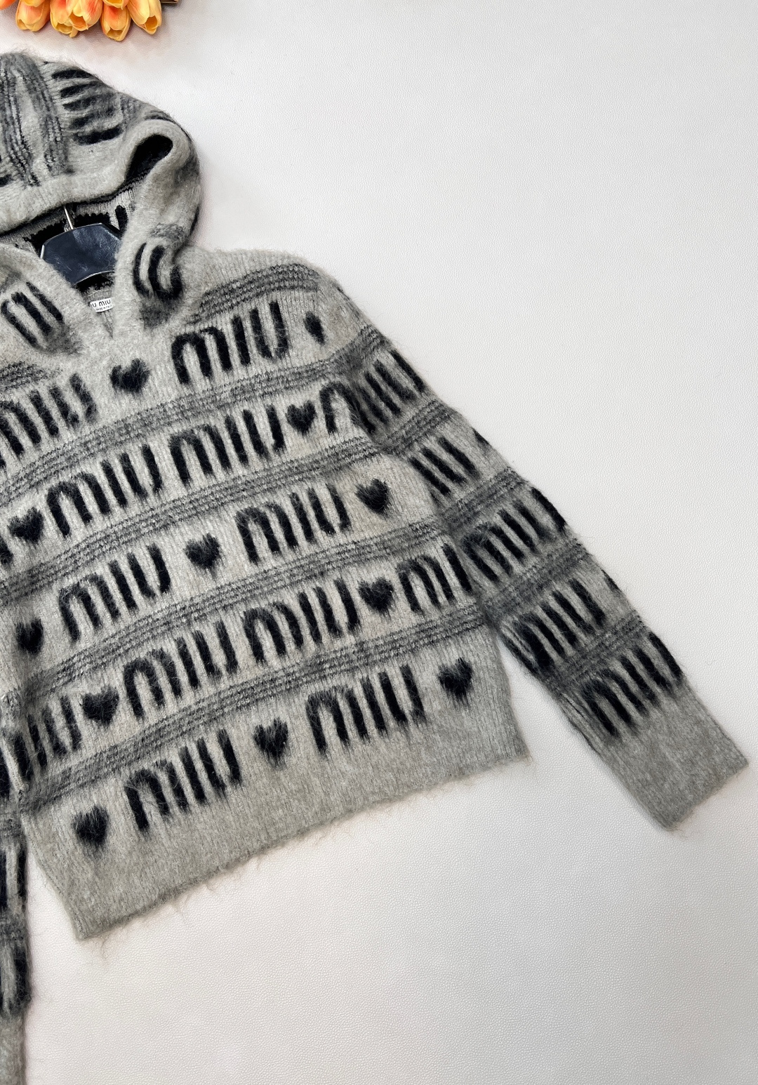 🆕 MIUMIU 提花满字母爱心羊毛连帽针织衫时尚保暖两不误！让你在寒冷的天气里也能保持甜美可爱～选取丰