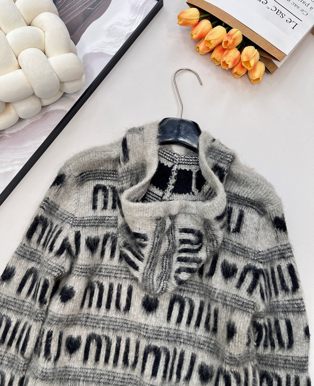 🆕 MIUMIU 提花满字母爱心羊毛连帽针织衫时尚保暖两不误！让你在寒冷的天气里也能保持甜美可爱～选取丰