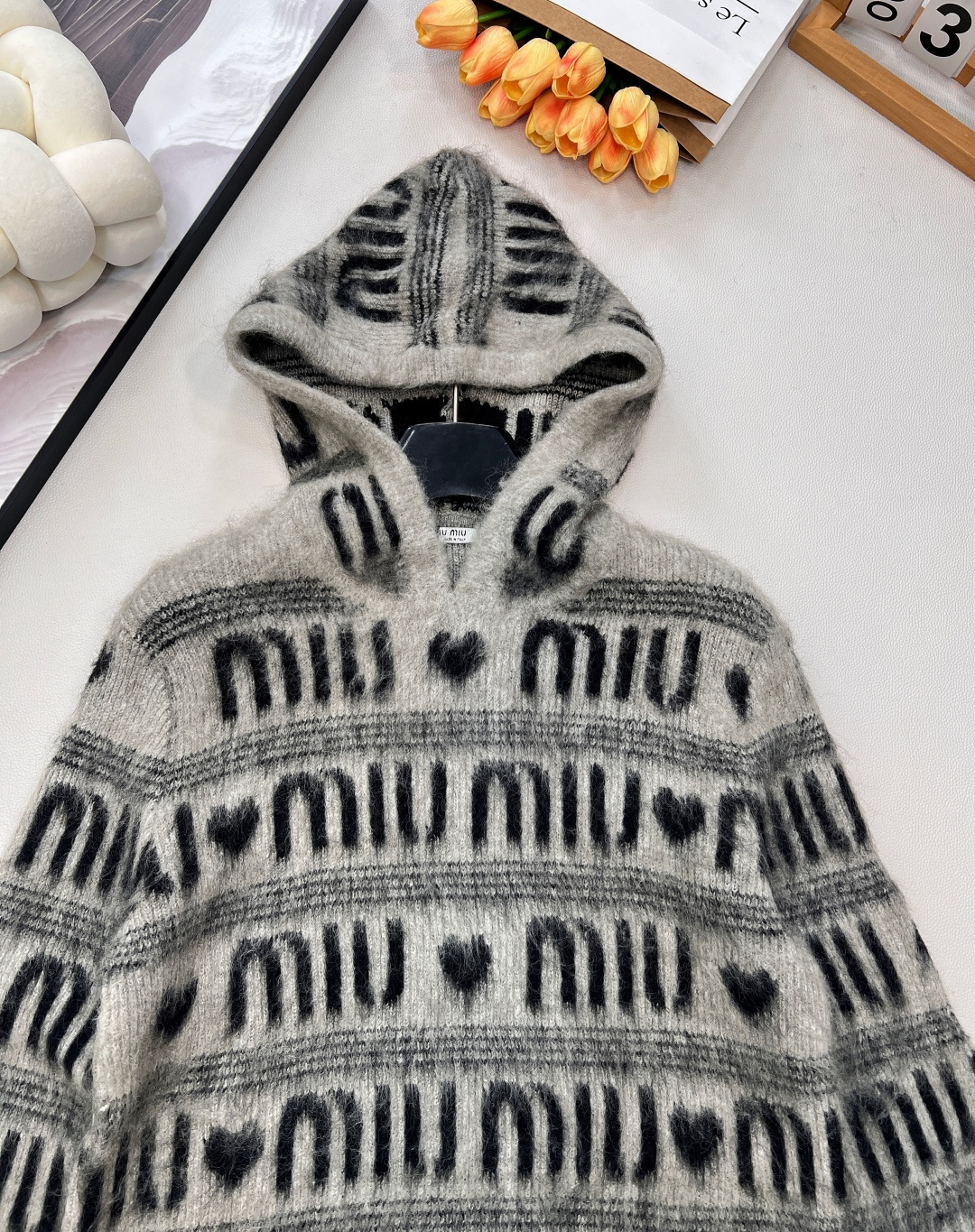🆕 MIUMIU 提花满字母爱心羊毛连帽针织衫时尚保暖两不误！让你在寒冷的天气里也能保持甜美可爱～选取丰