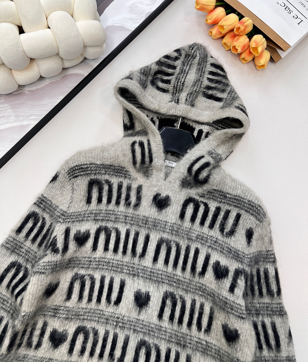 🆕 MIUMIU 提花满字母爱心羊毛连帽针织衫时尚保暖两不误！让你在寒冷的天气里也能保持甜美可爱～选取丰