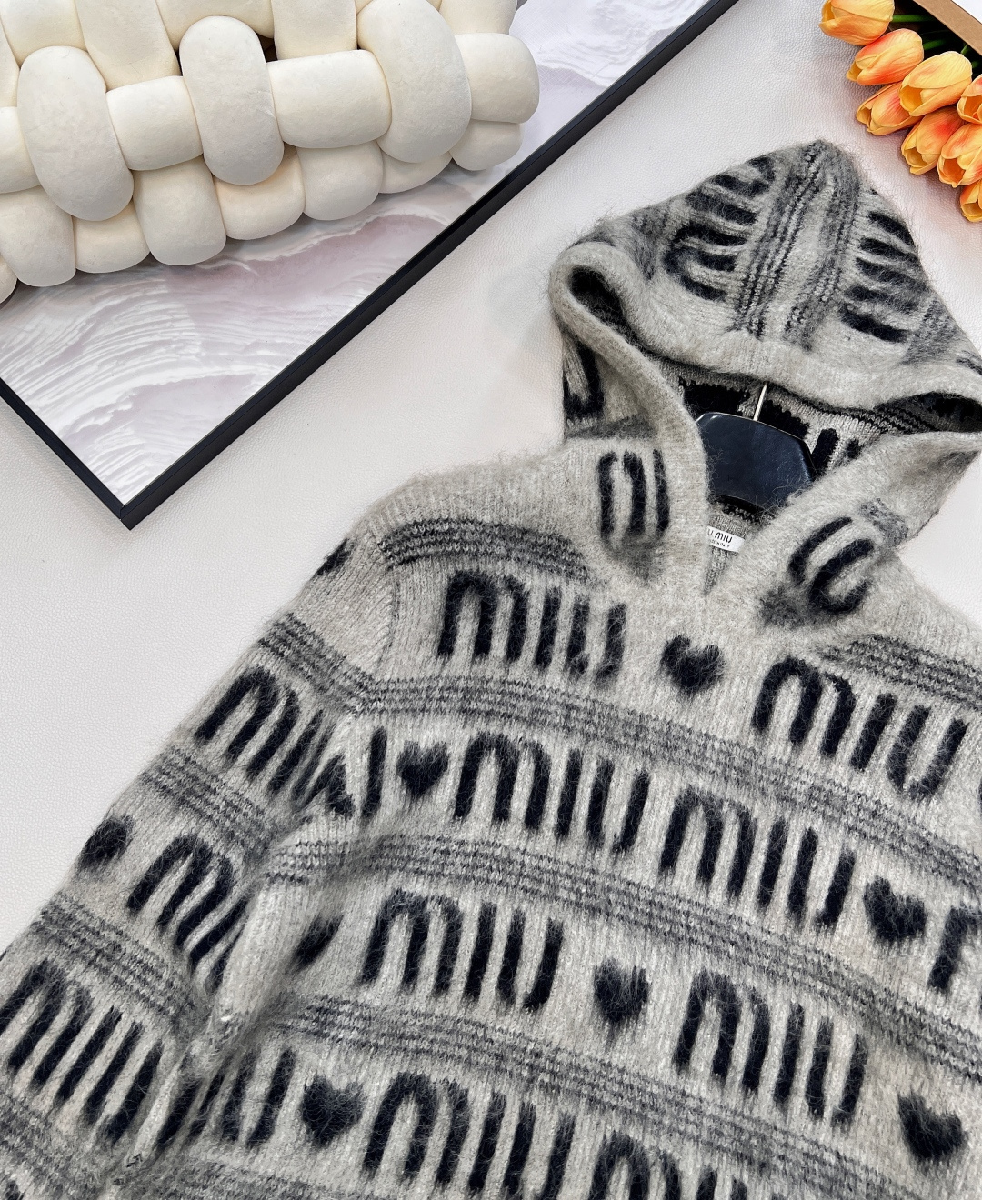 🆕 MIUMIU 提花满字母爱心羊毛连帽针织衫时尚保暖两不误！让你在寒冷的天气里也能保持甜美可爱～选取丰