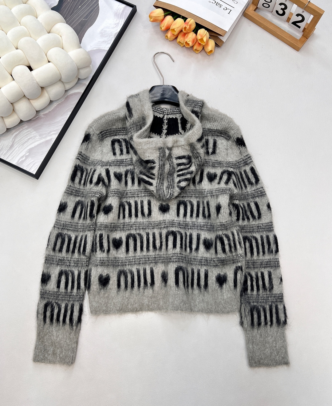 🆕 MIUMIU 提花满字母爱心羊毛连帽针织衫时尚保暖两不误！让你在寒冷的天气里也能保持甜美可爱～选取丰