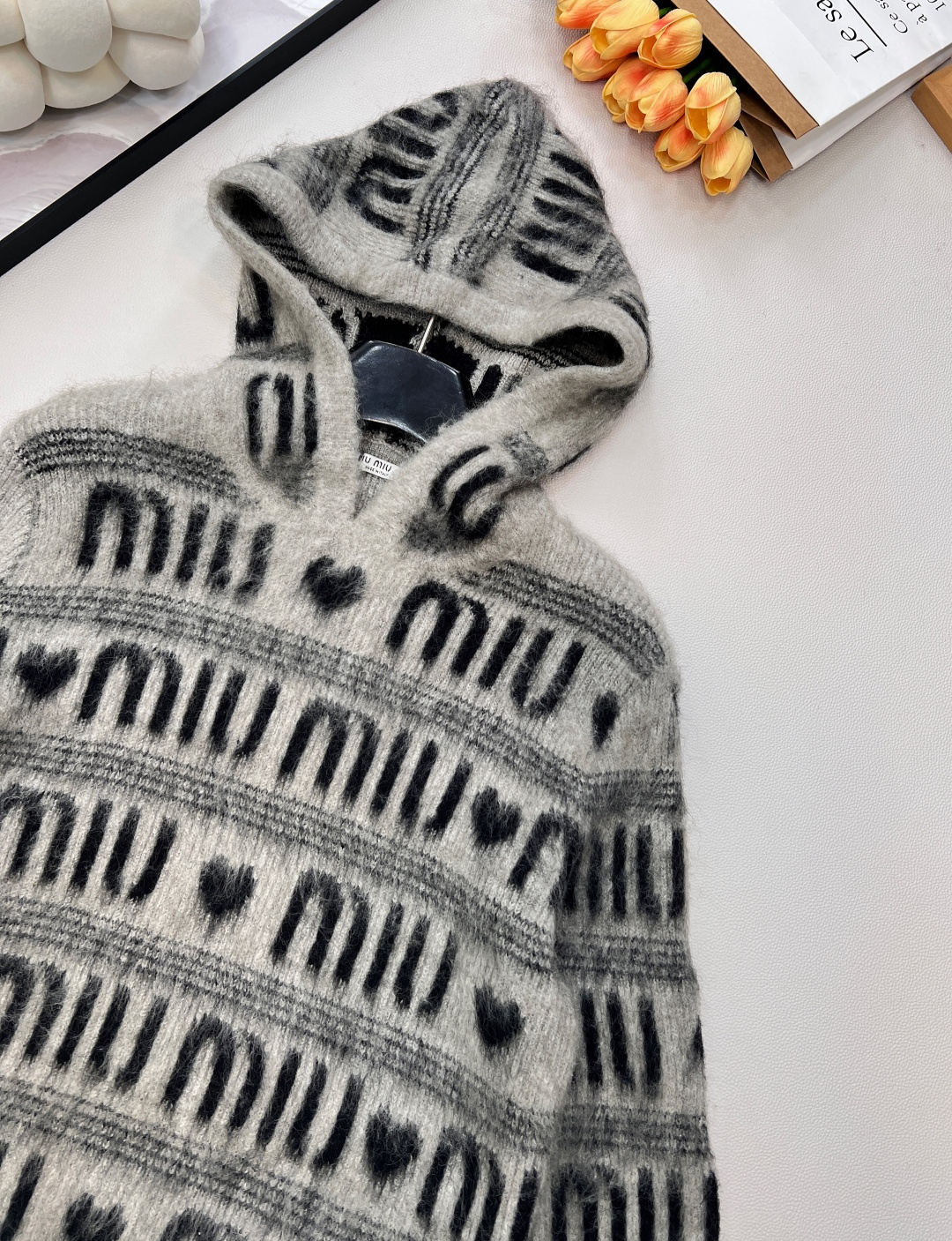 🆕 MIUMIU 提花满字母爱心羊毛连帽针织衫时尚保暖两不误！让你在寒冷的天气里也能保持甜美可爱～选取丰