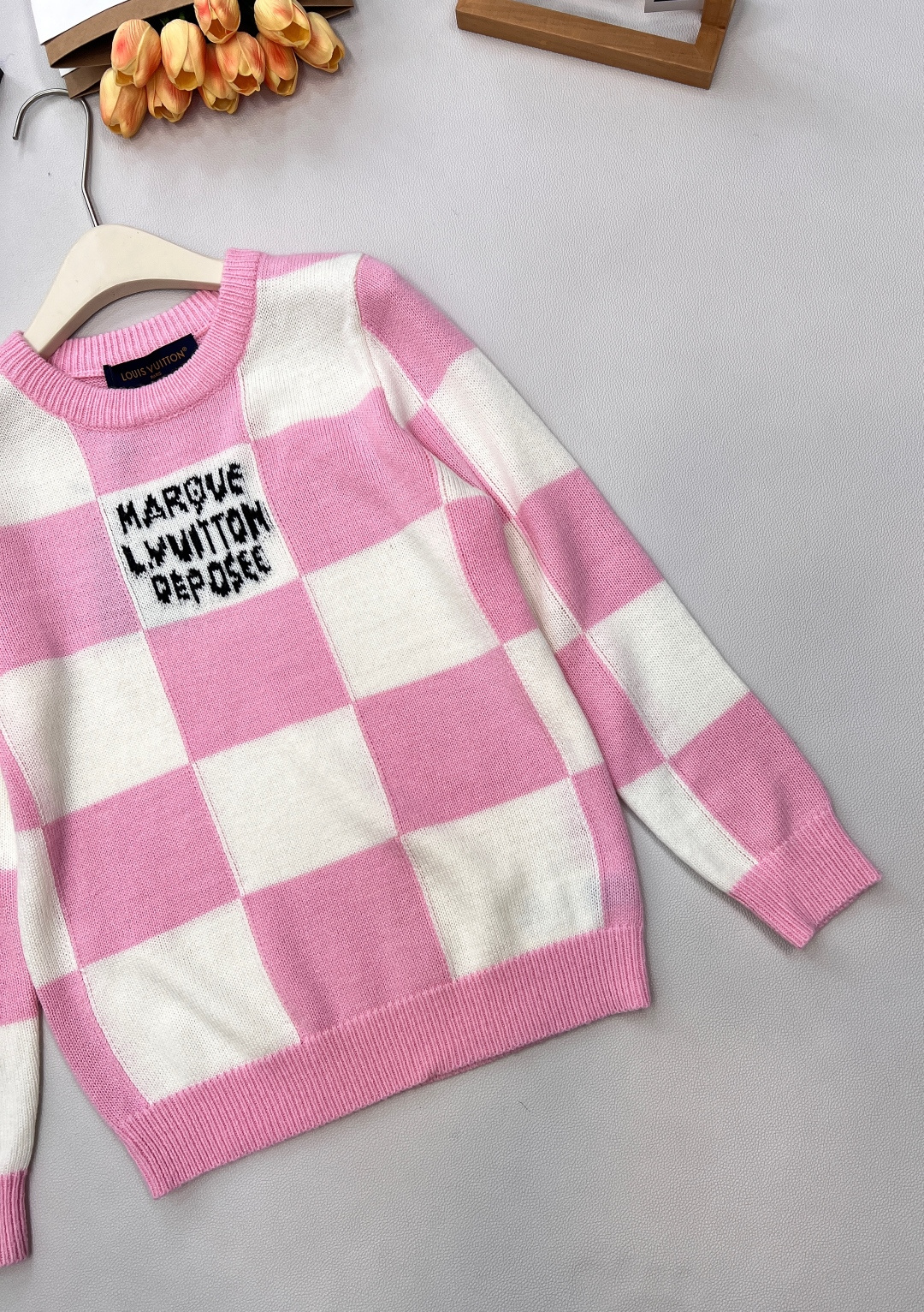🆕LOUIS VUITTON新款棋盘格针织上衣， 个性的撞色棋盘格图案设计简直精致进骨子里了 高级感一下