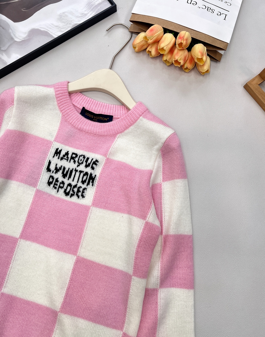 🆕LOUIS VUITTON新款棋盘格针织上衣， 个性的撞色棋盘格图案设计简直精致进骨子里了 高级感一下