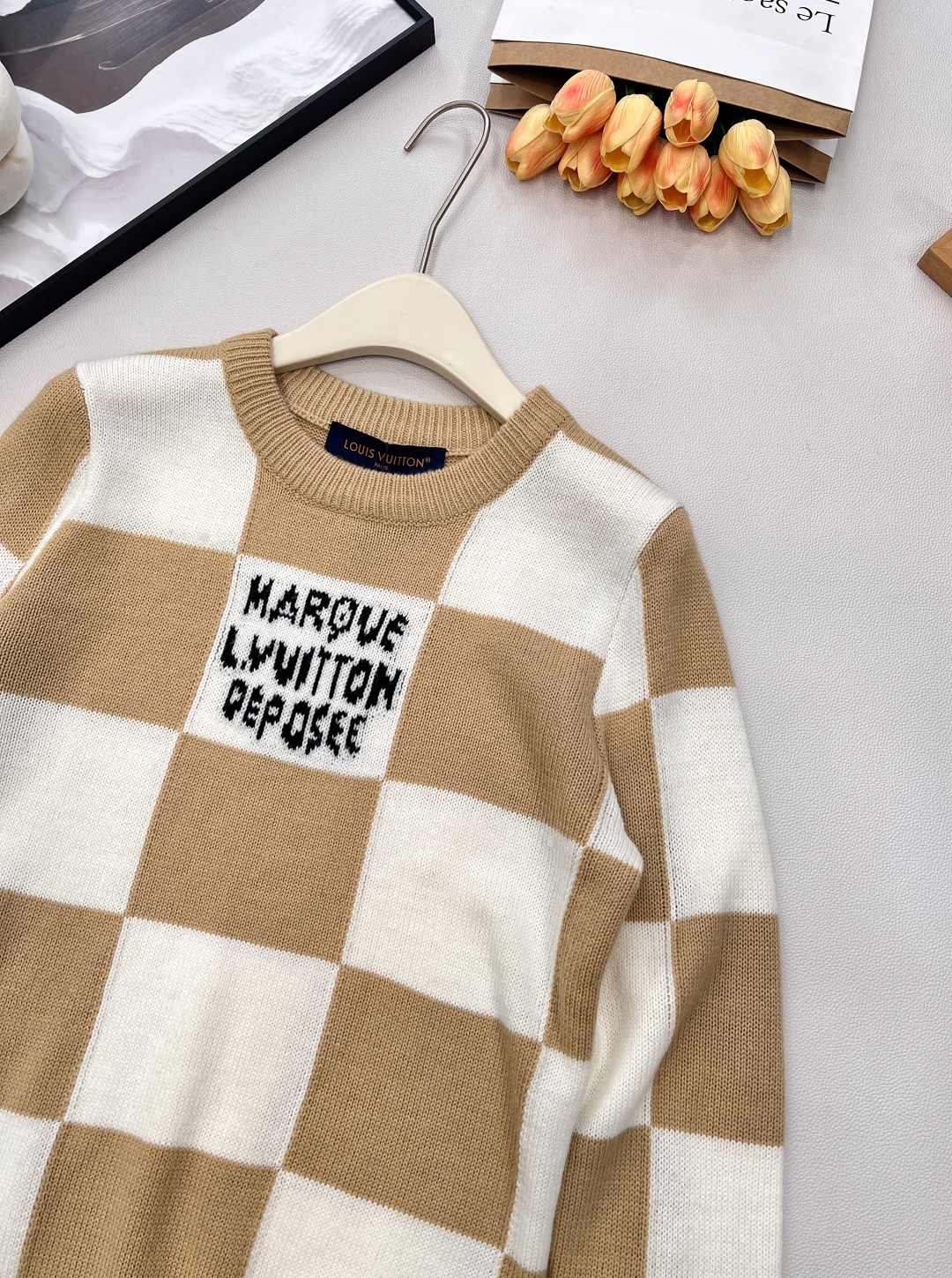 🆕LOUIS VUITTON新款棋盘格针织上衣， 个性的撞色棋盘格图案设计简直精致进骨子里了 高级感一下